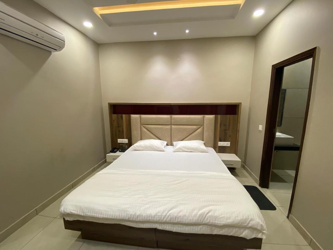 Queen Room photo 1
