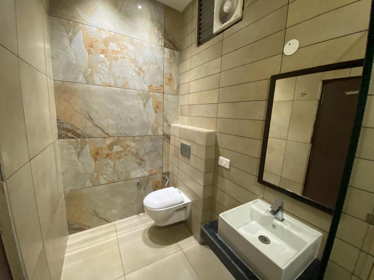 Queen Room photo 2