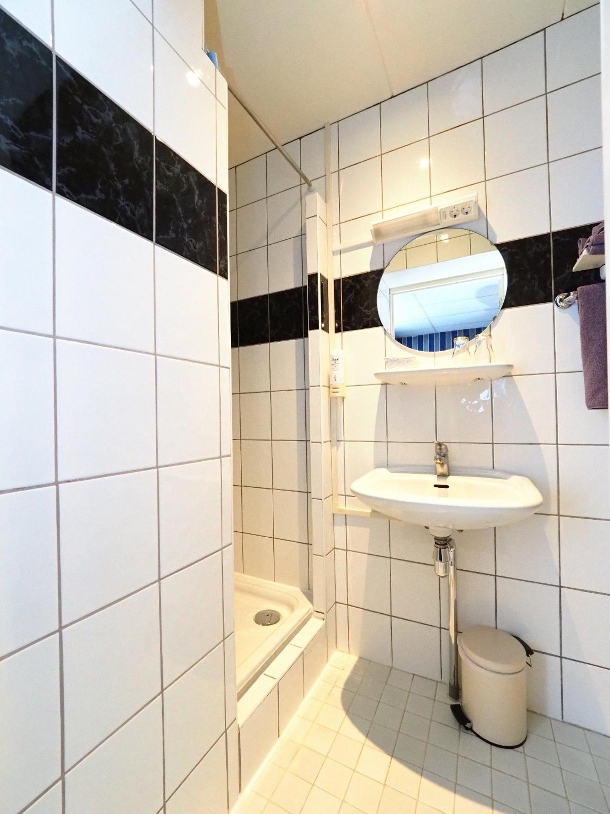 Double or Twin Room - Photo 9