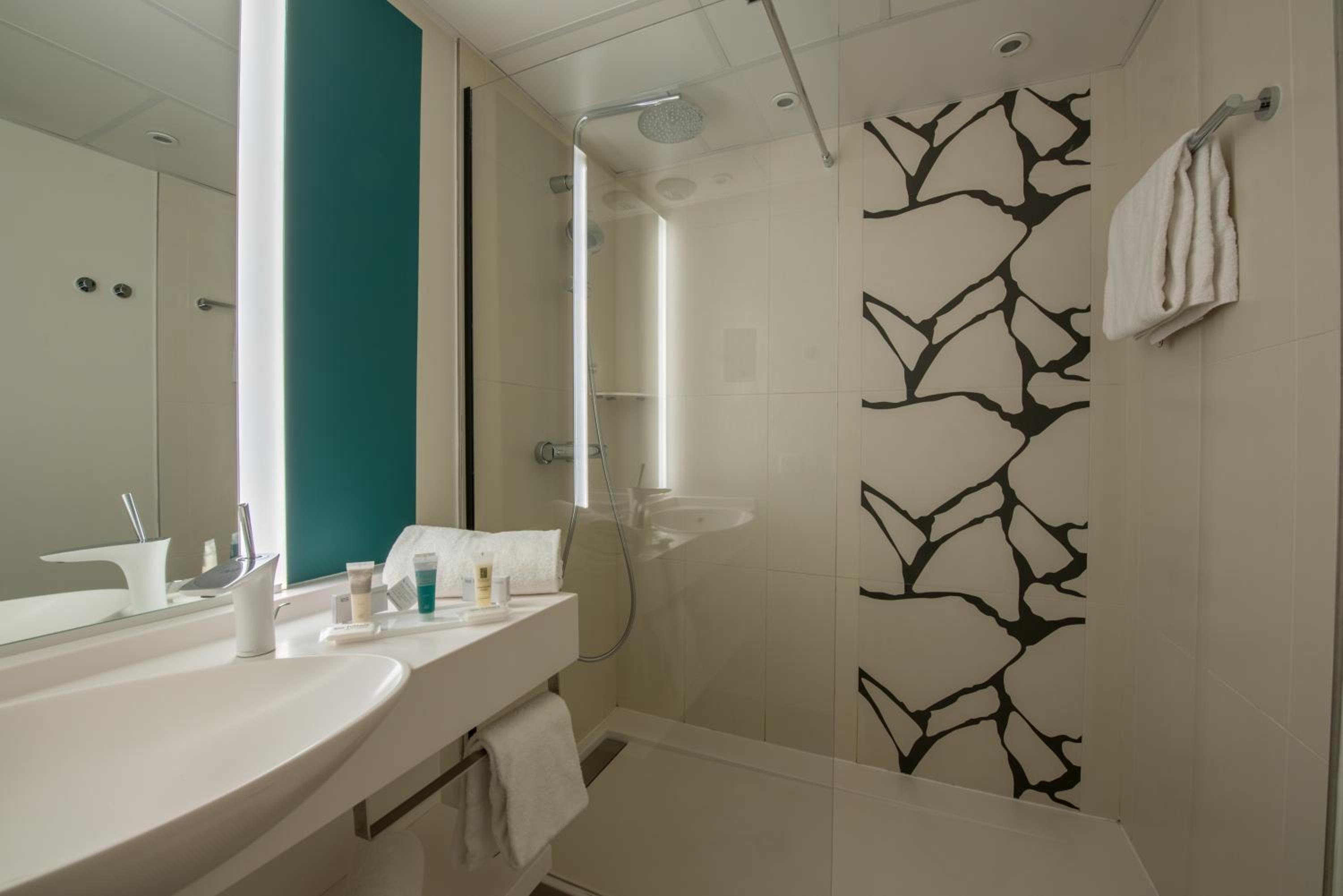 Standard Twin Room - Photo 7
