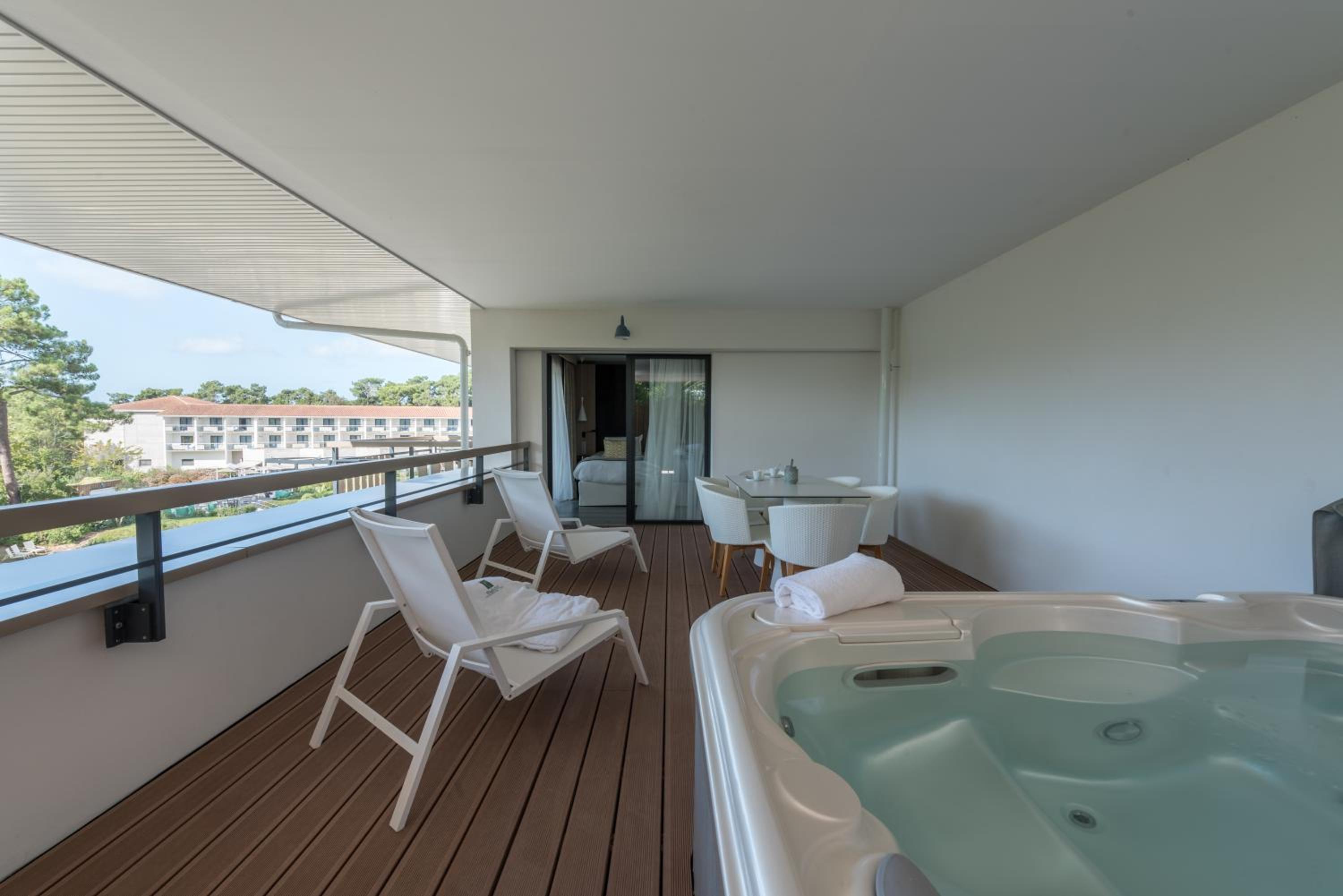 Deluxe Suite with Spa Bath - Photo 13