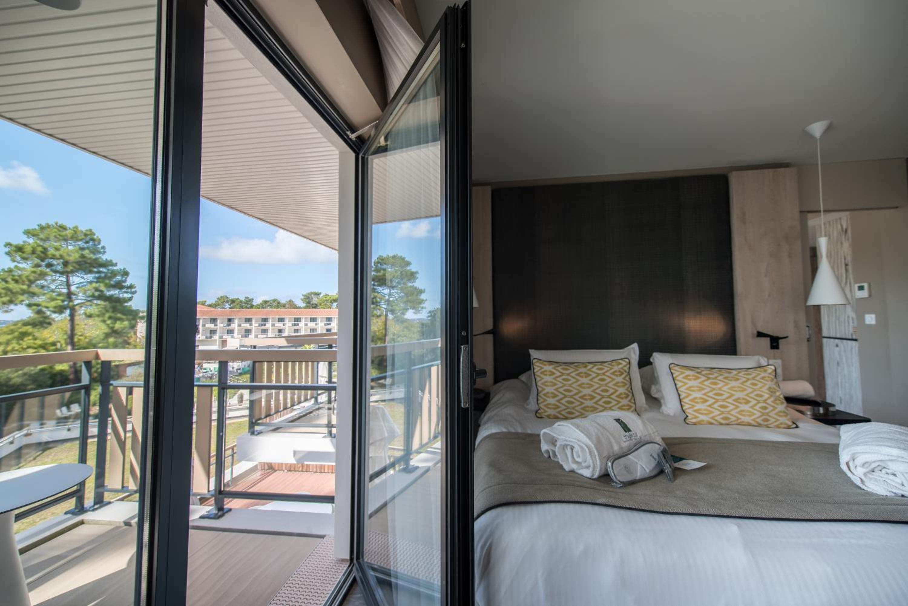 Deluxe Suite with Spa Bath - Photo 7