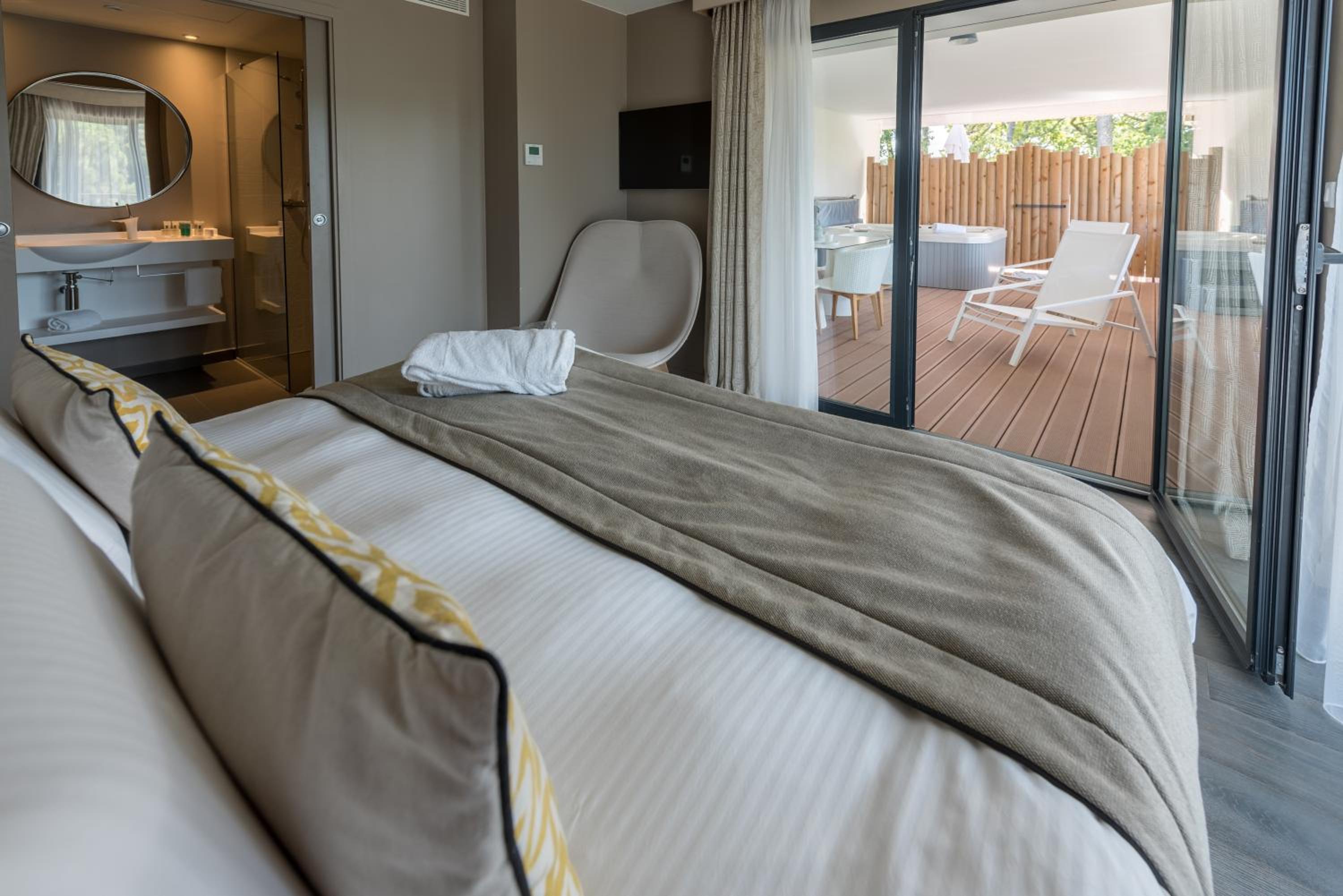 Deluxe Suite with Spa Bath - Photo 9