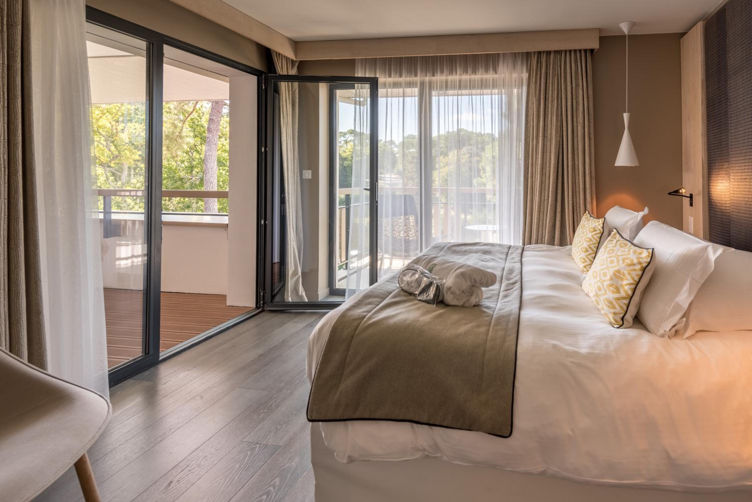 Deluxe Suite with Spa Bath - Photo 5