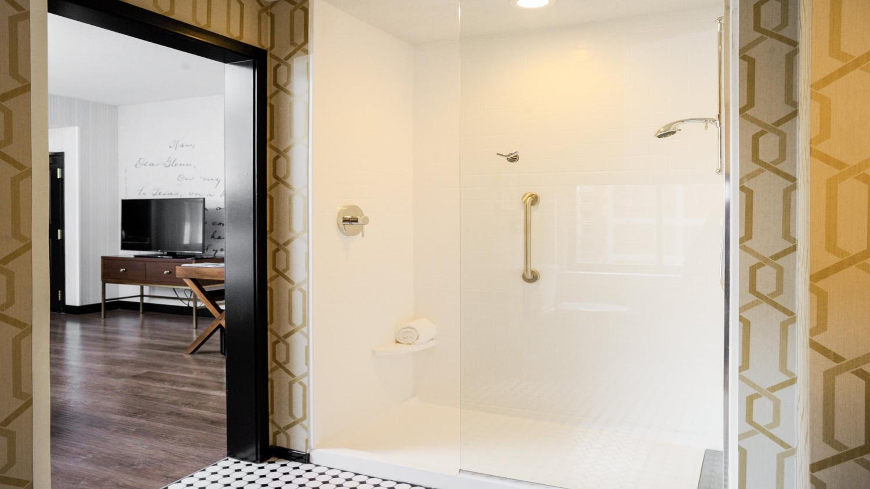 King Room with Roll in Shower - Hearing Accessible/Non-Smoking  photo 2