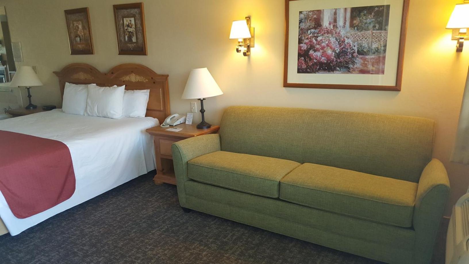 King Suite with Spa Bath and Sofa Bed photo 3