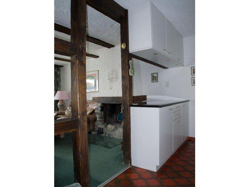 Two-Bedroom Apartment with Bath photo 3