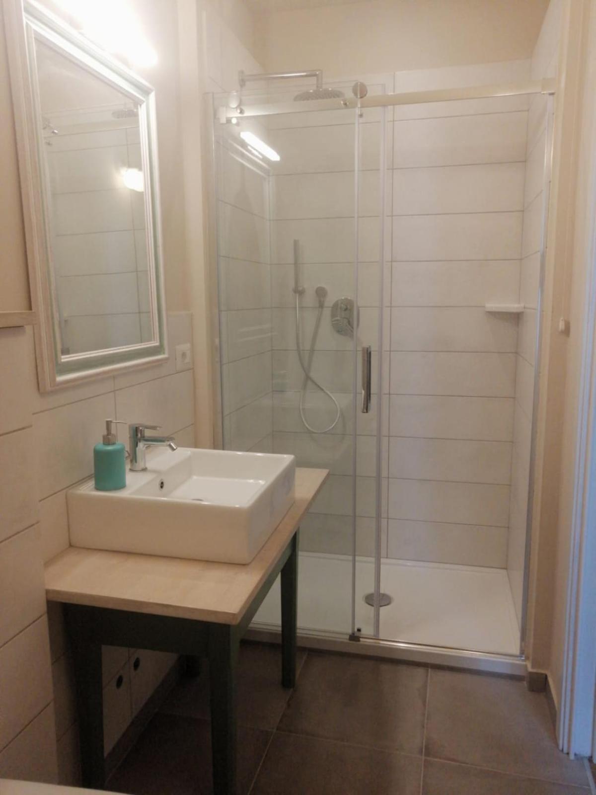 Double or Twin Room with Private Bathroom - Photo 4