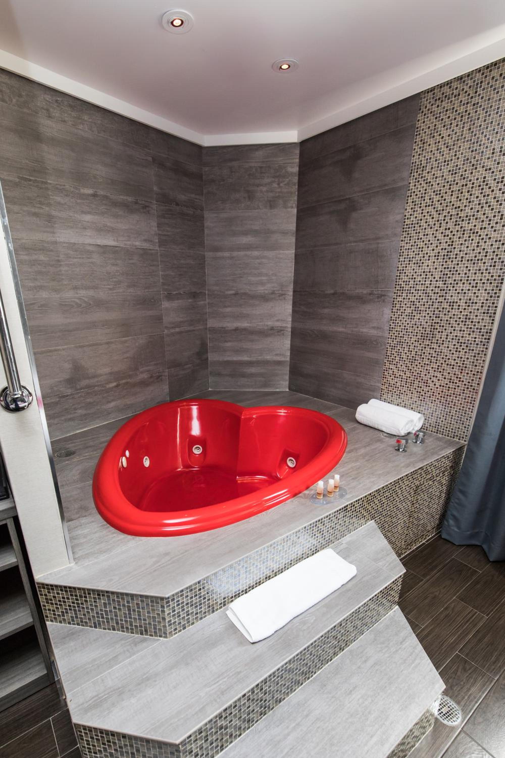 King Suite with Spa Bath - Photo 7