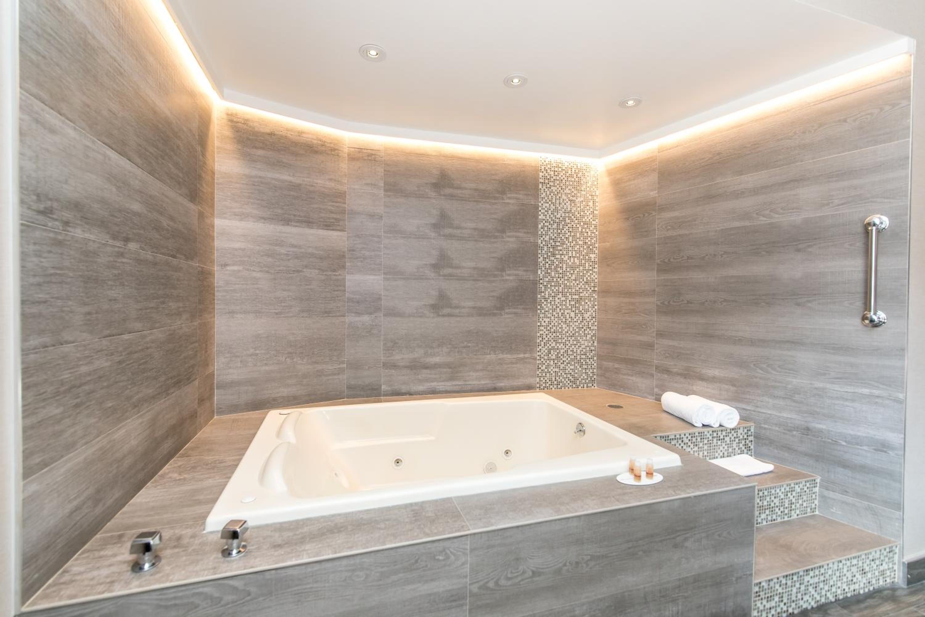 King Suite with Spa Bath - Photo 6