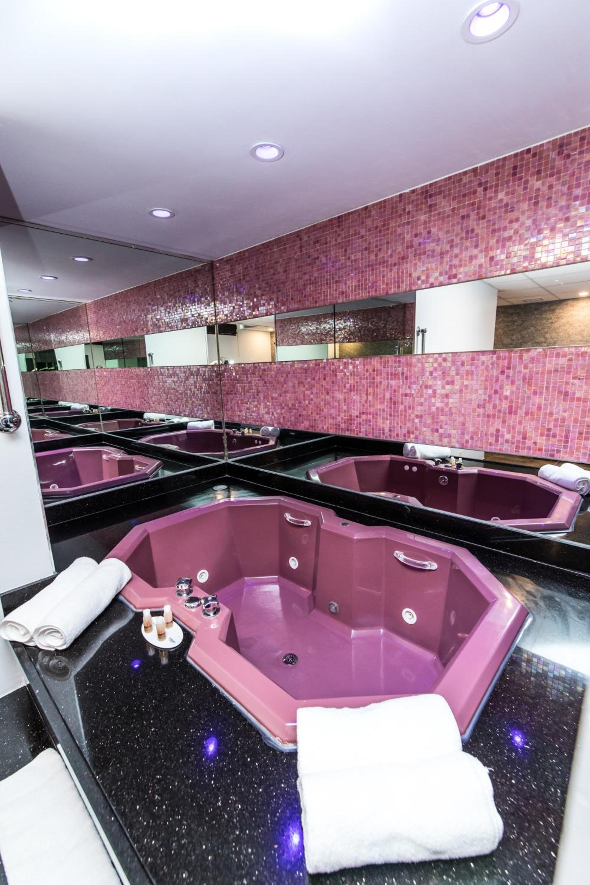 King Suite with Spa Bath - Photo 8