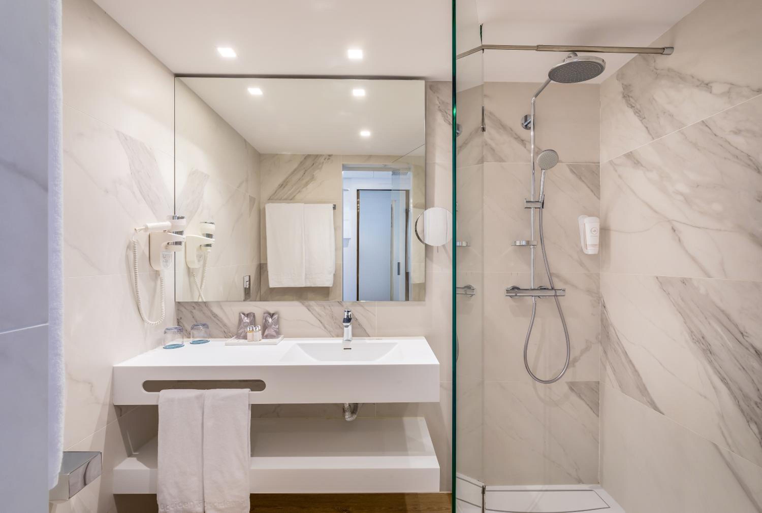 Superior Room (2 Adults) - Photo 11