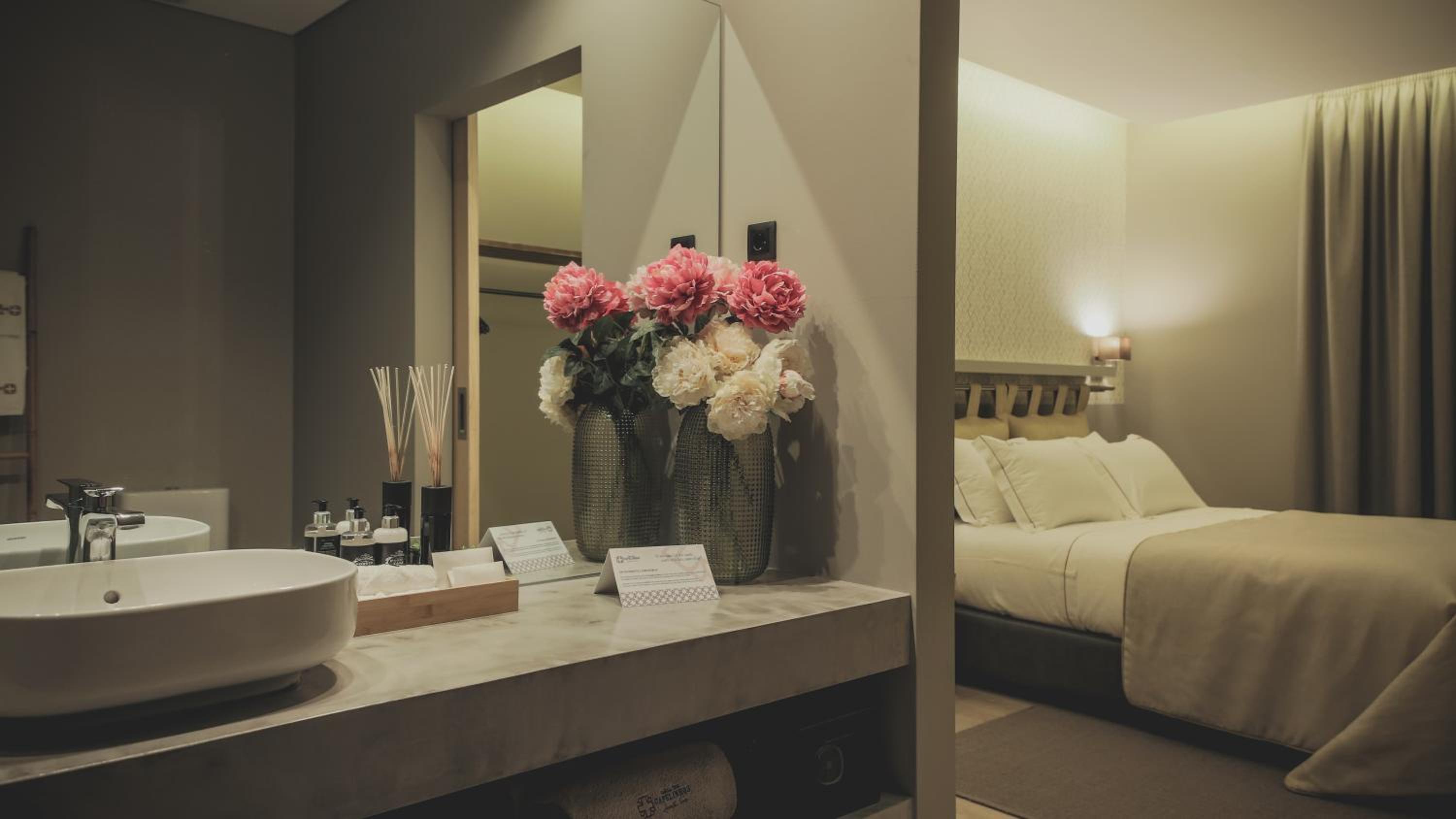 Deluxe Double Room with Balcony photo 2
