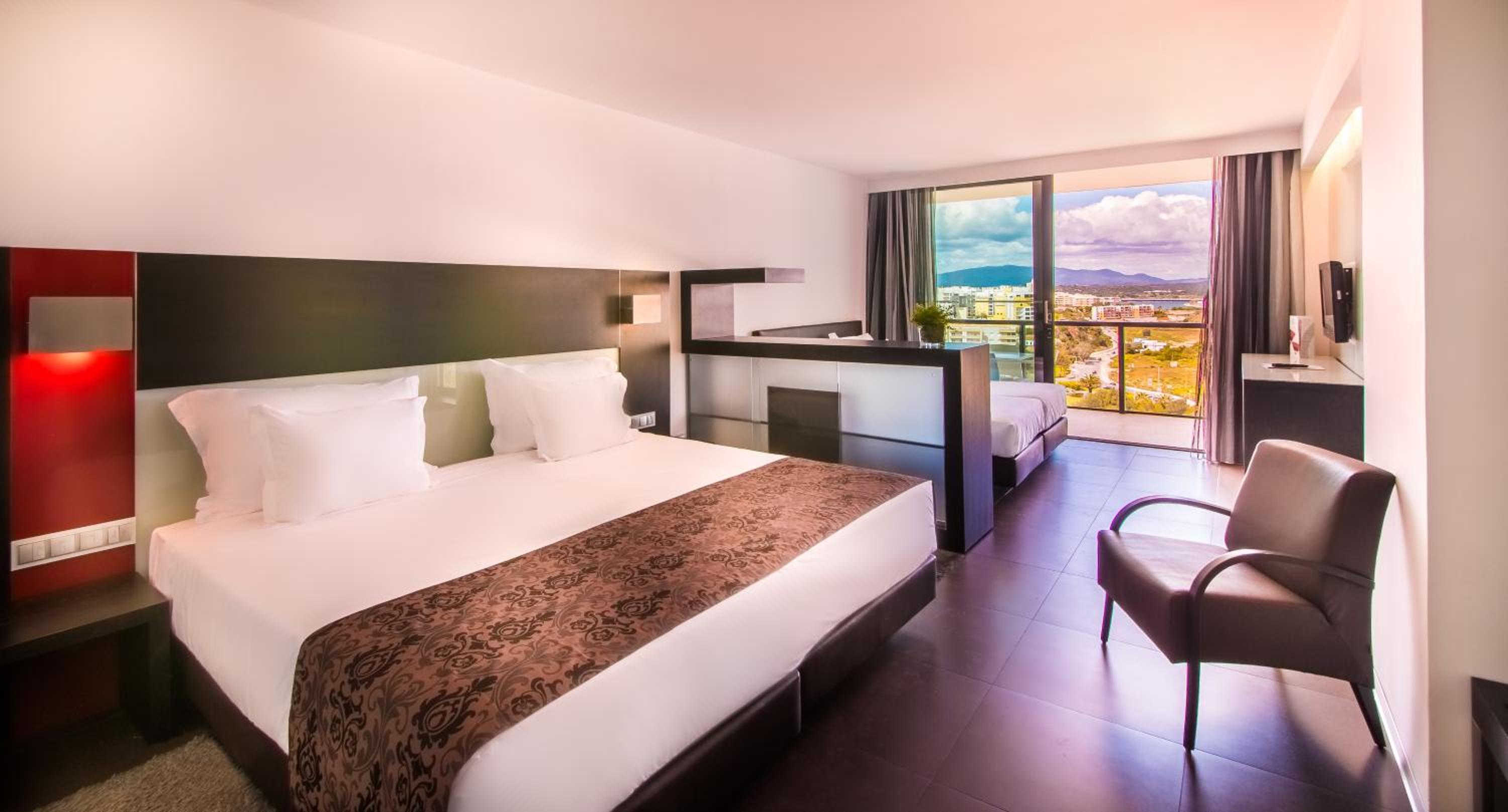 Classic Family Suite with City View (4 Adults)