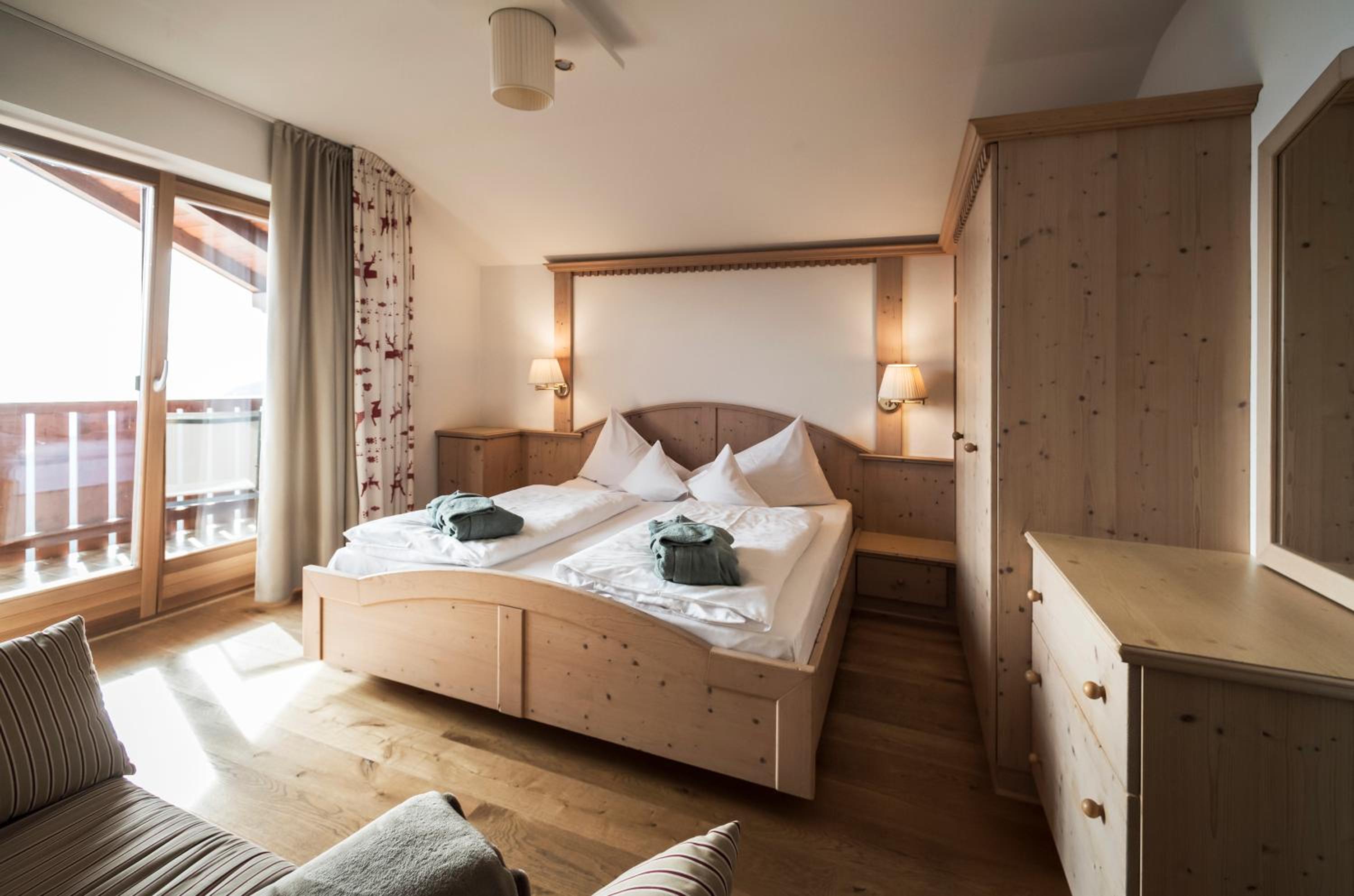 Deluxe Junior Suite - Photo 17