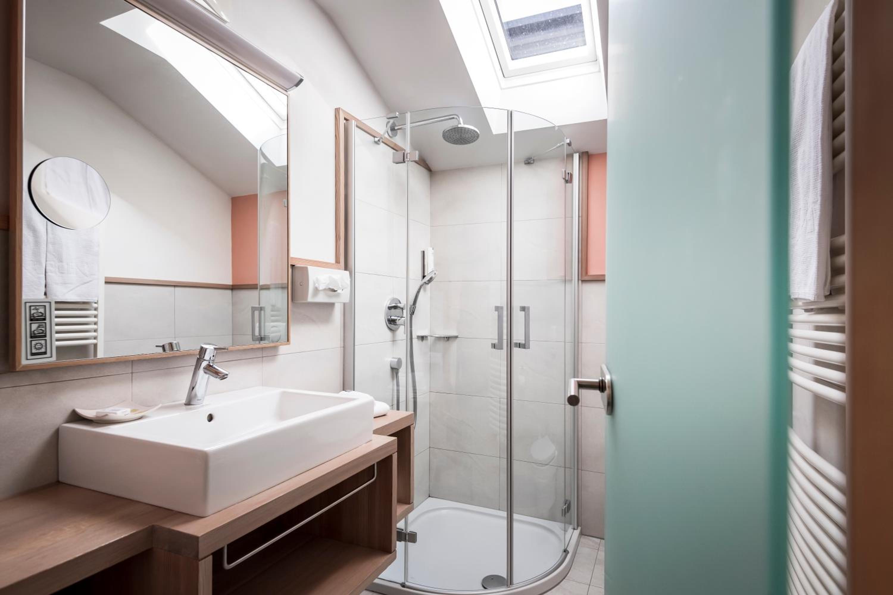 Deluxe Junior Suite - Photo 9