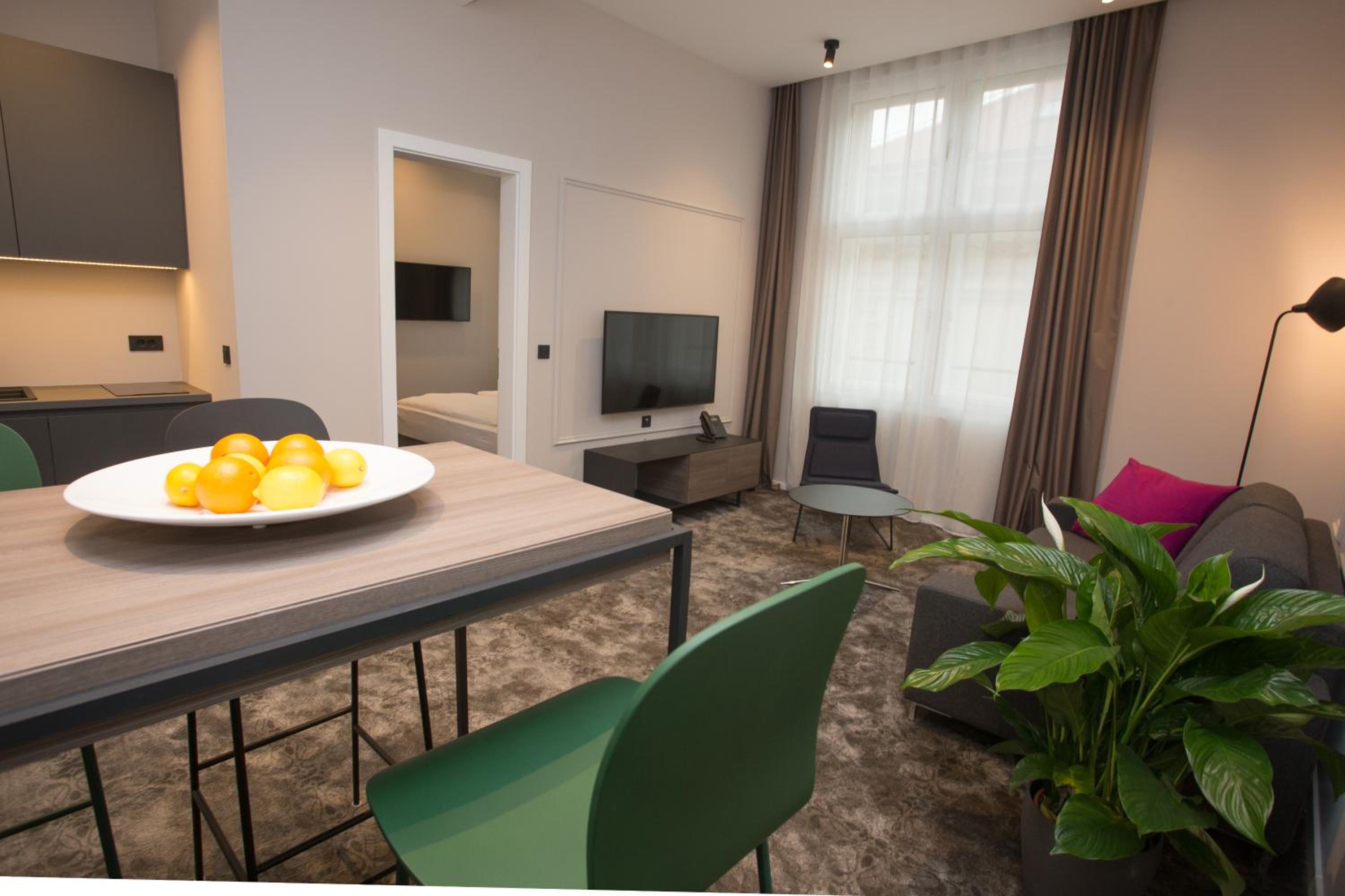 One-Bedroom Suite - Photo 5