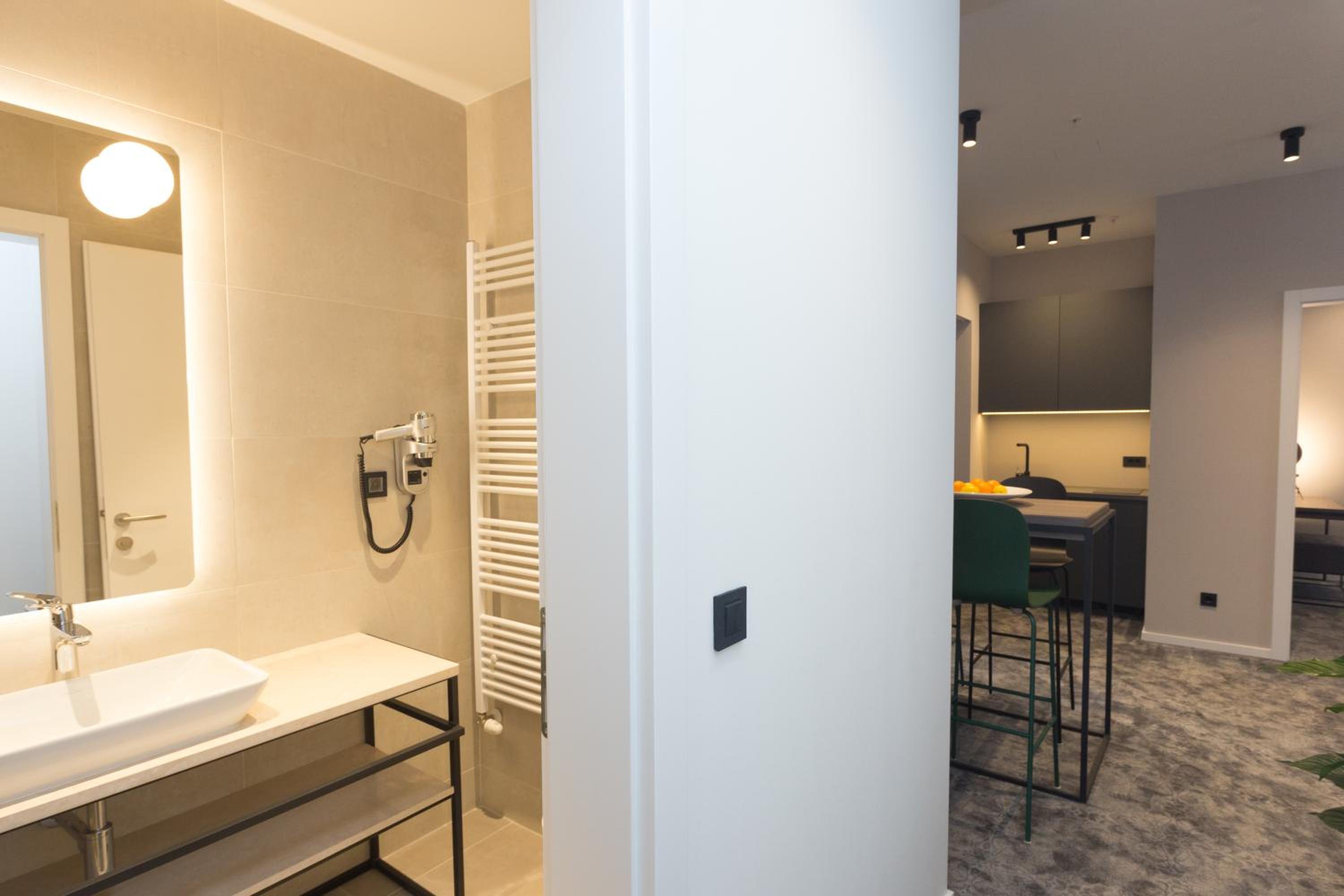 One-Bedroom Suite - Photo 4