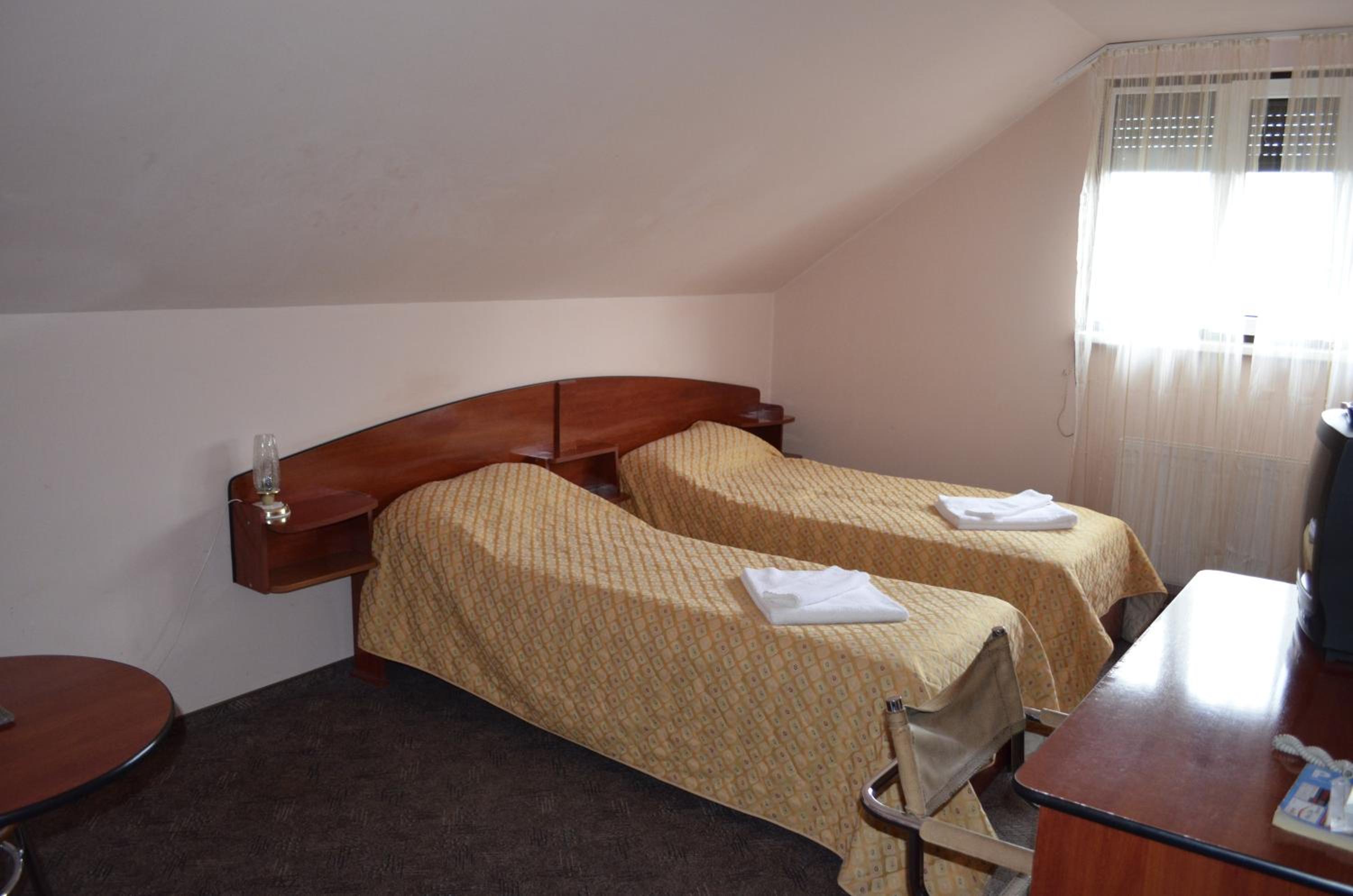 Twin Room - Photo 2