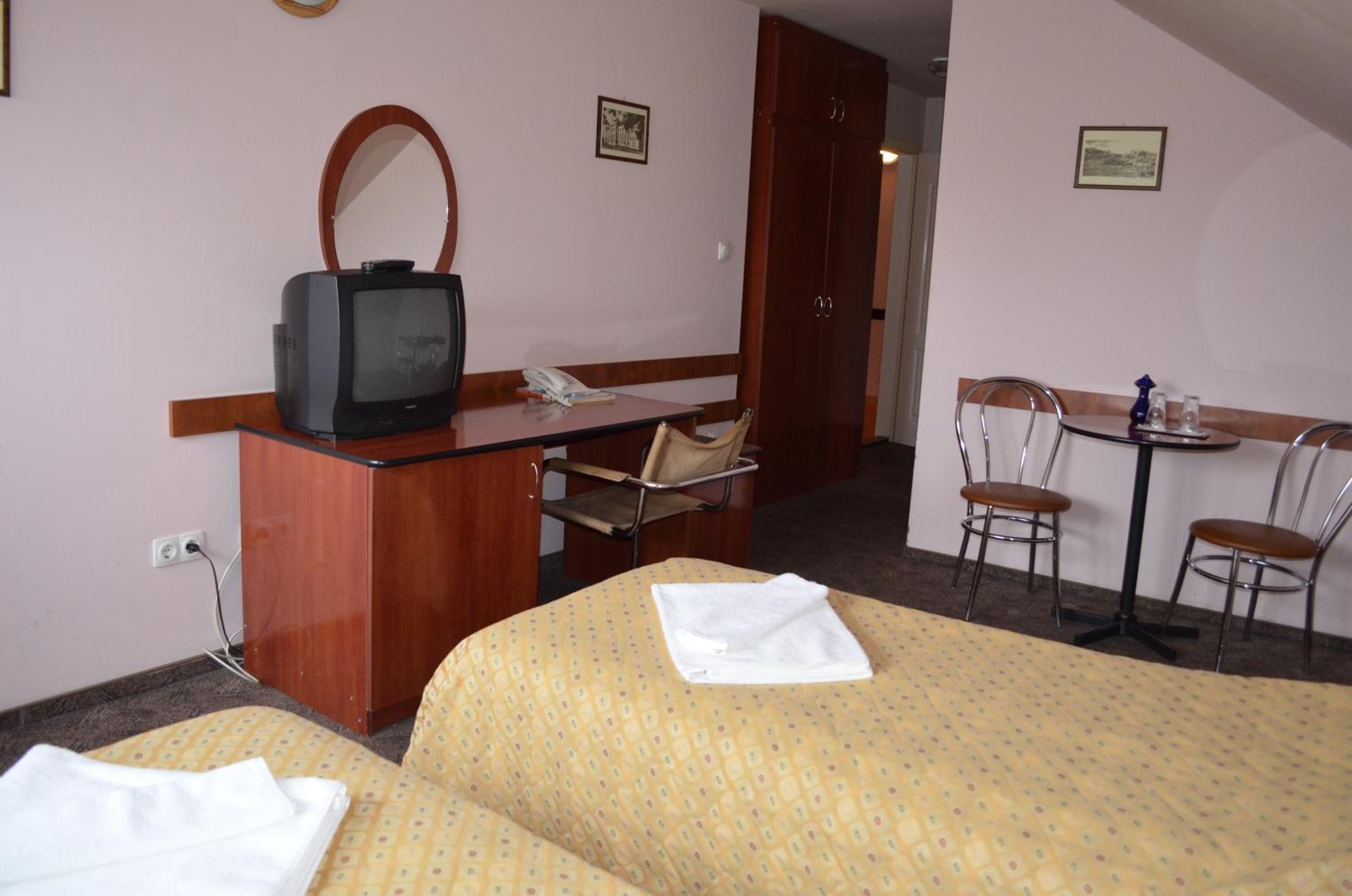 Twin Room - Photo 3