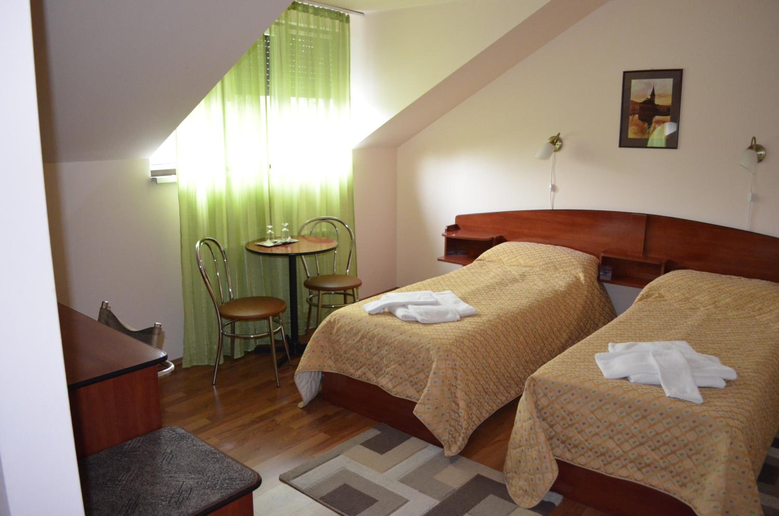 Twin Room - Photo 12