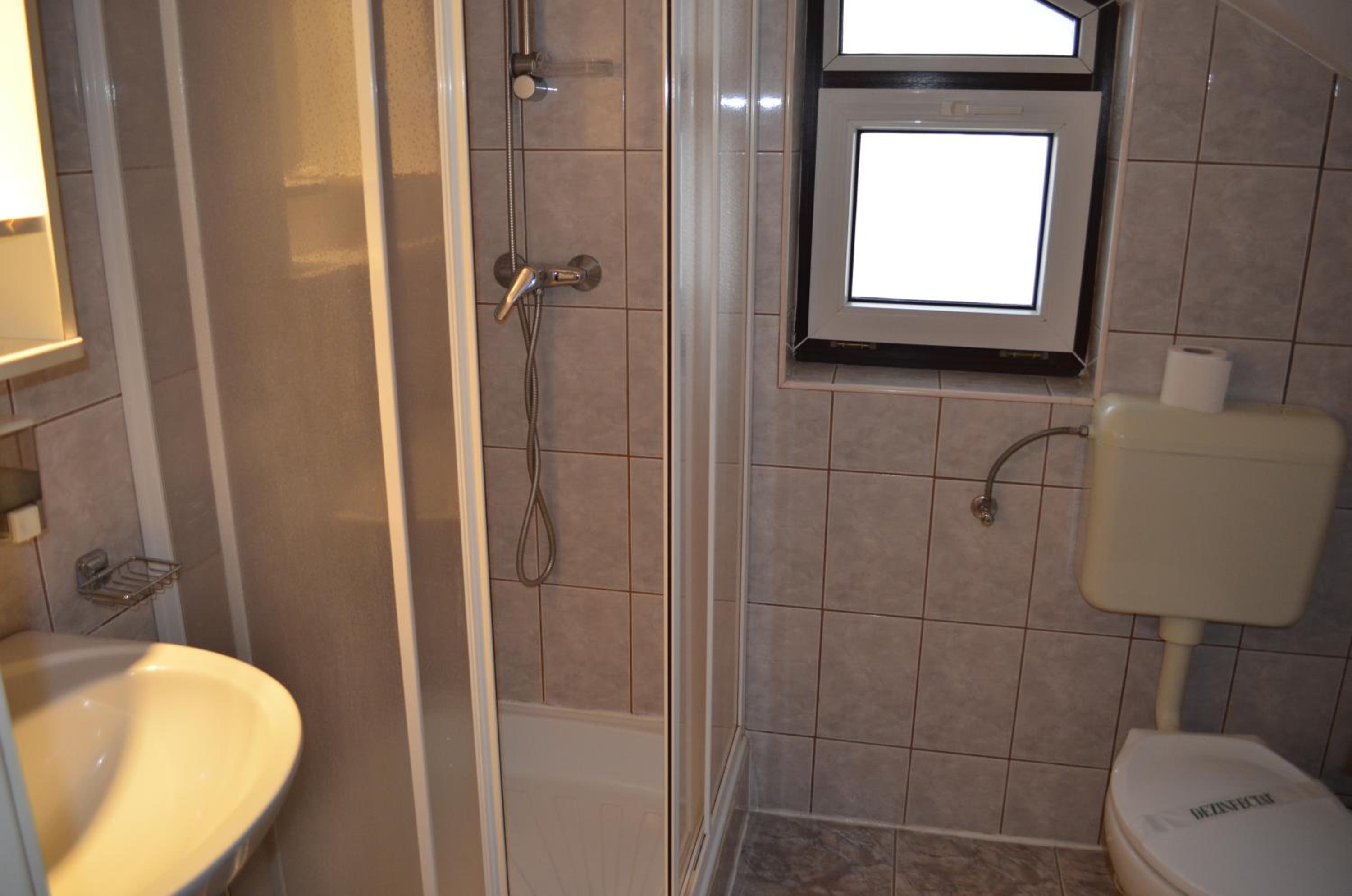 Twin Room - Photo 5