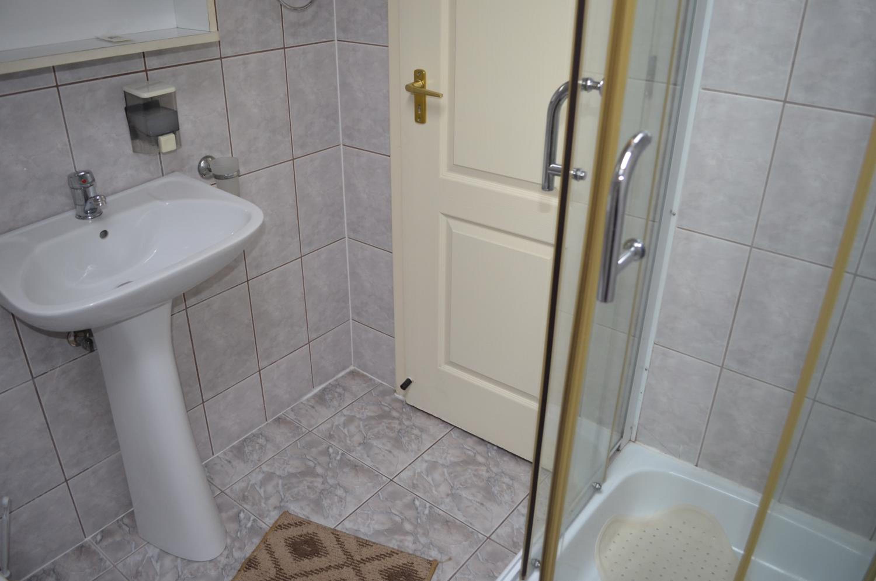 Twin Room - Photo 4