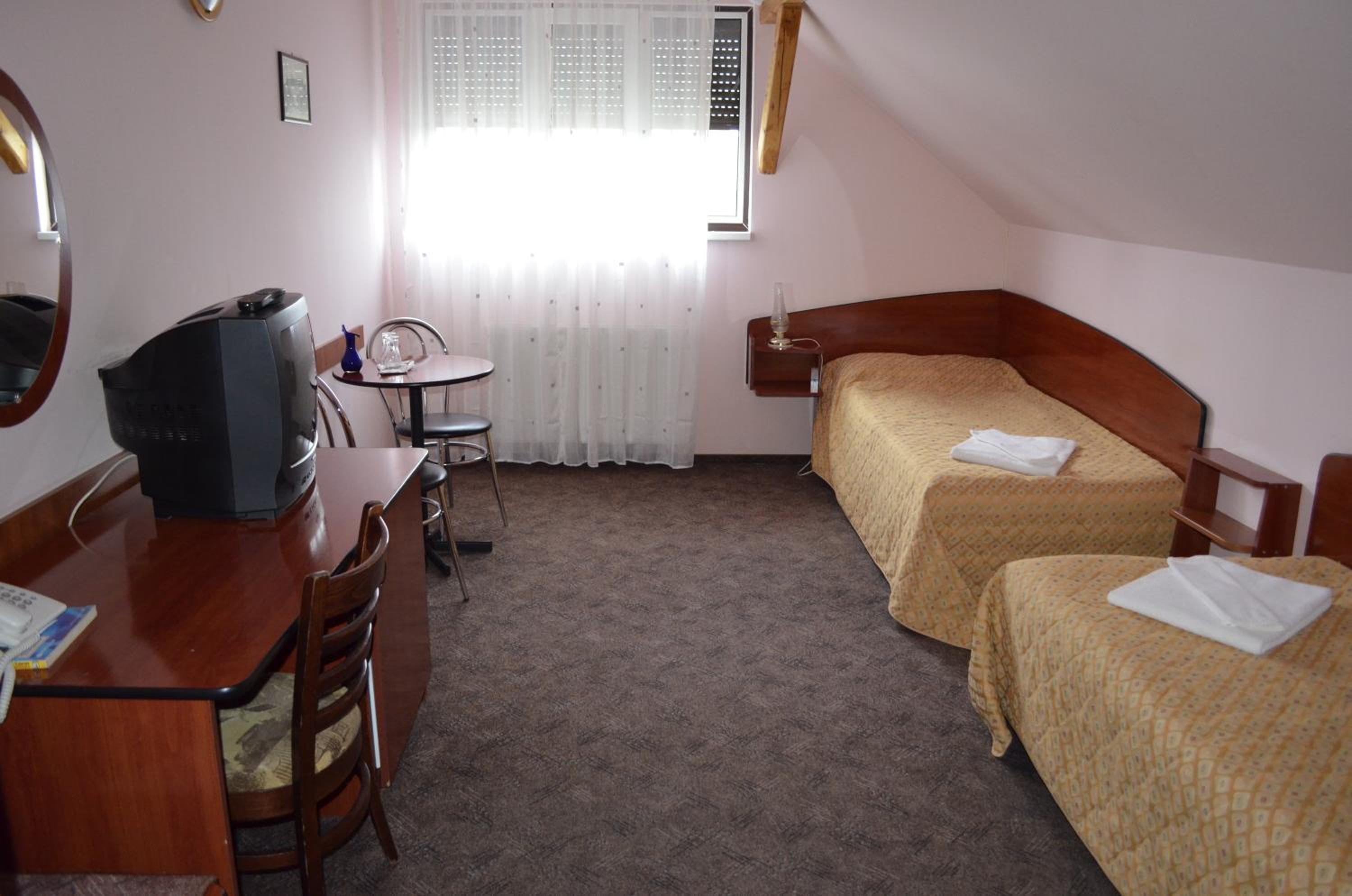 Twin Room - Photo 7