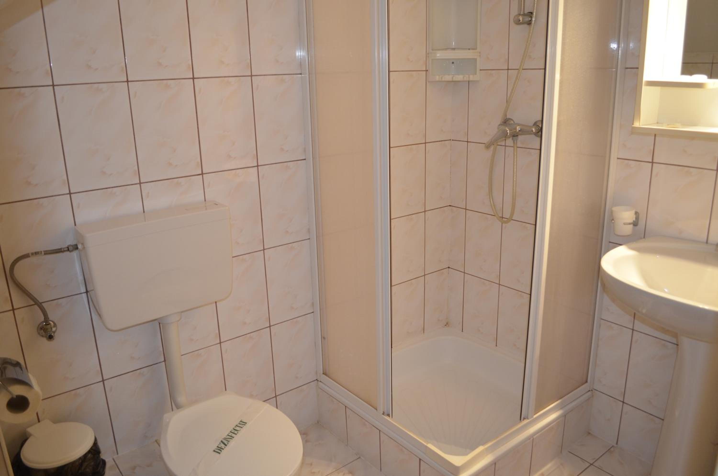 Twin Room - Photo 8