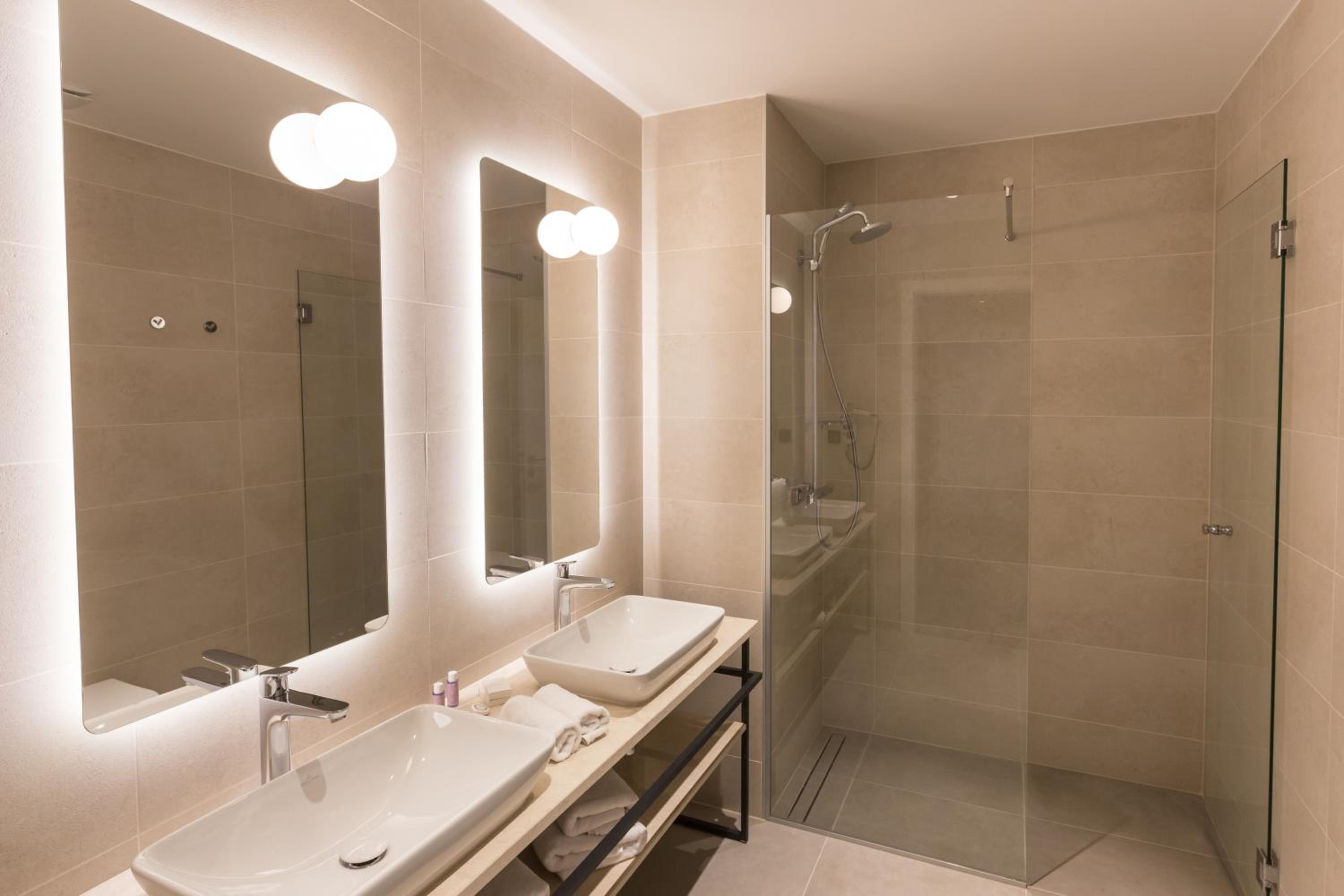 Superior King Room - Photo 18