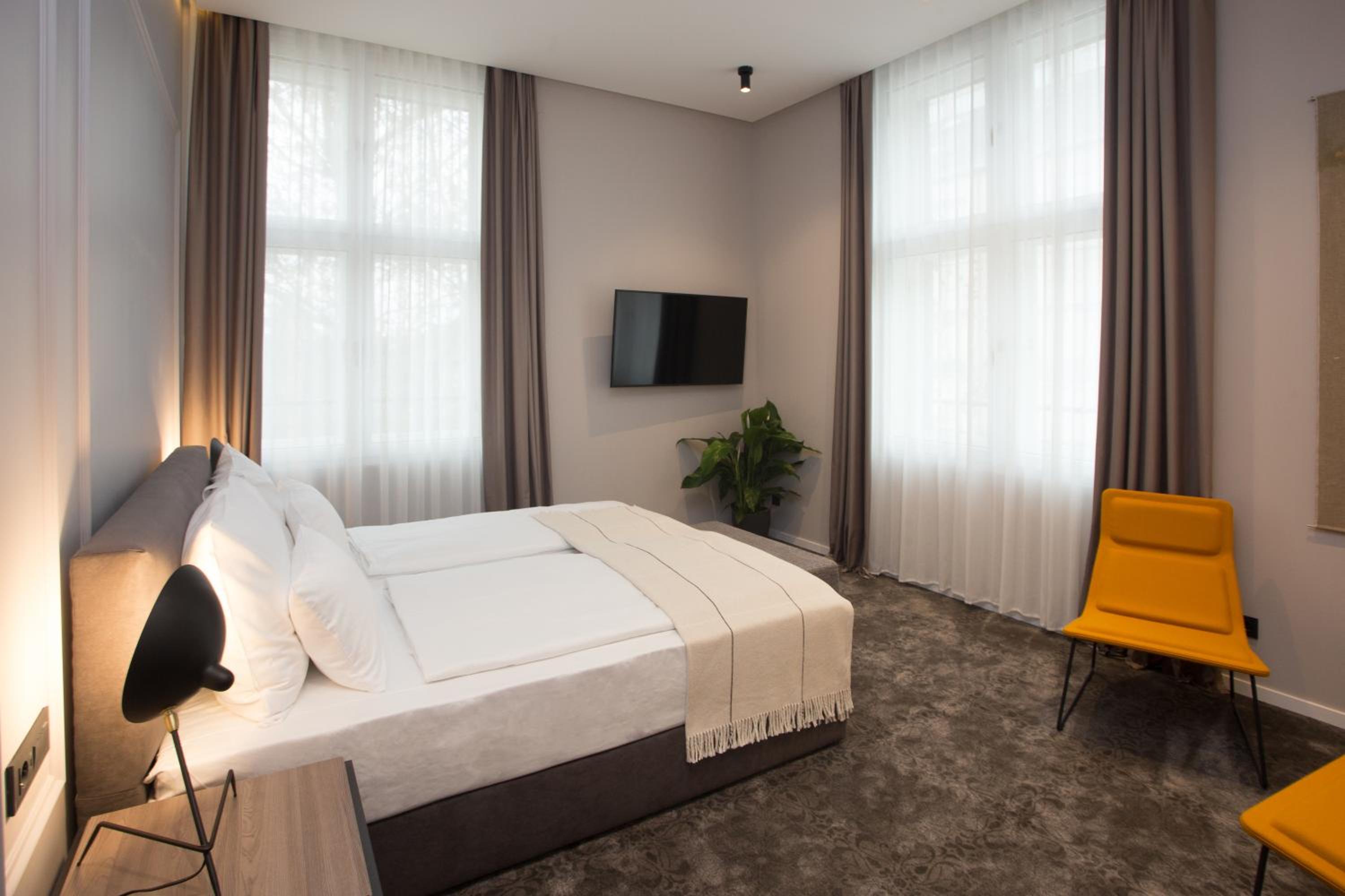 Superior King Room - Photo 3