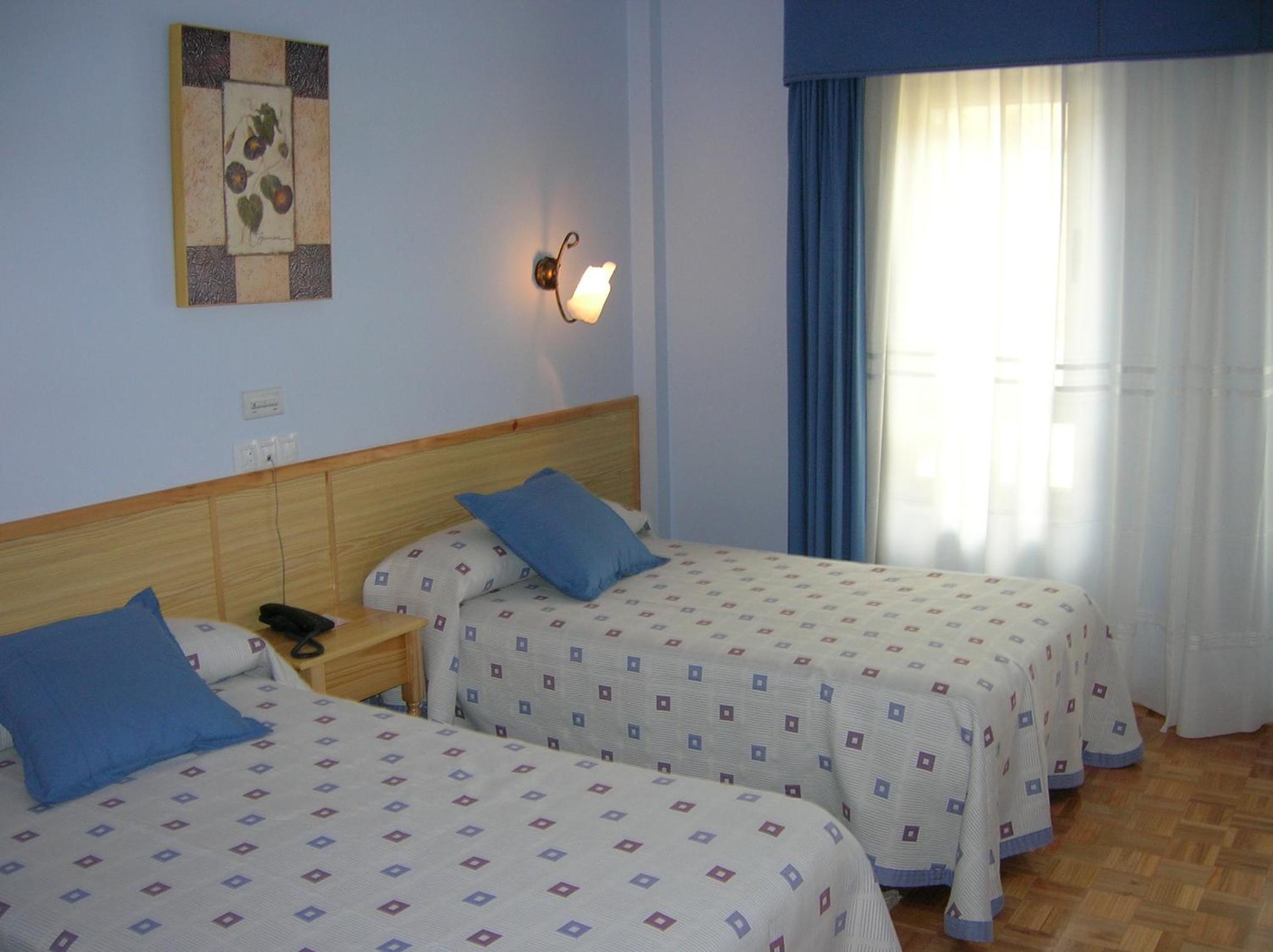 Twin Room with Extra Bed photo 2
