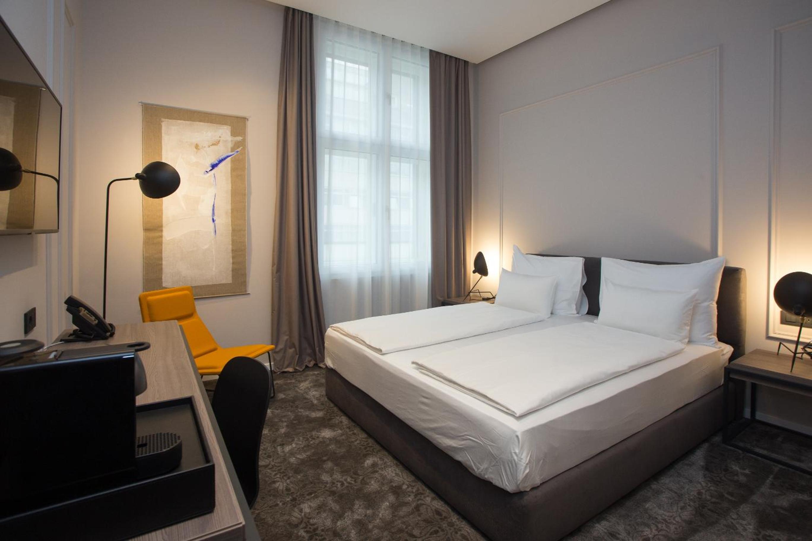 Standard King Room - Photo 6