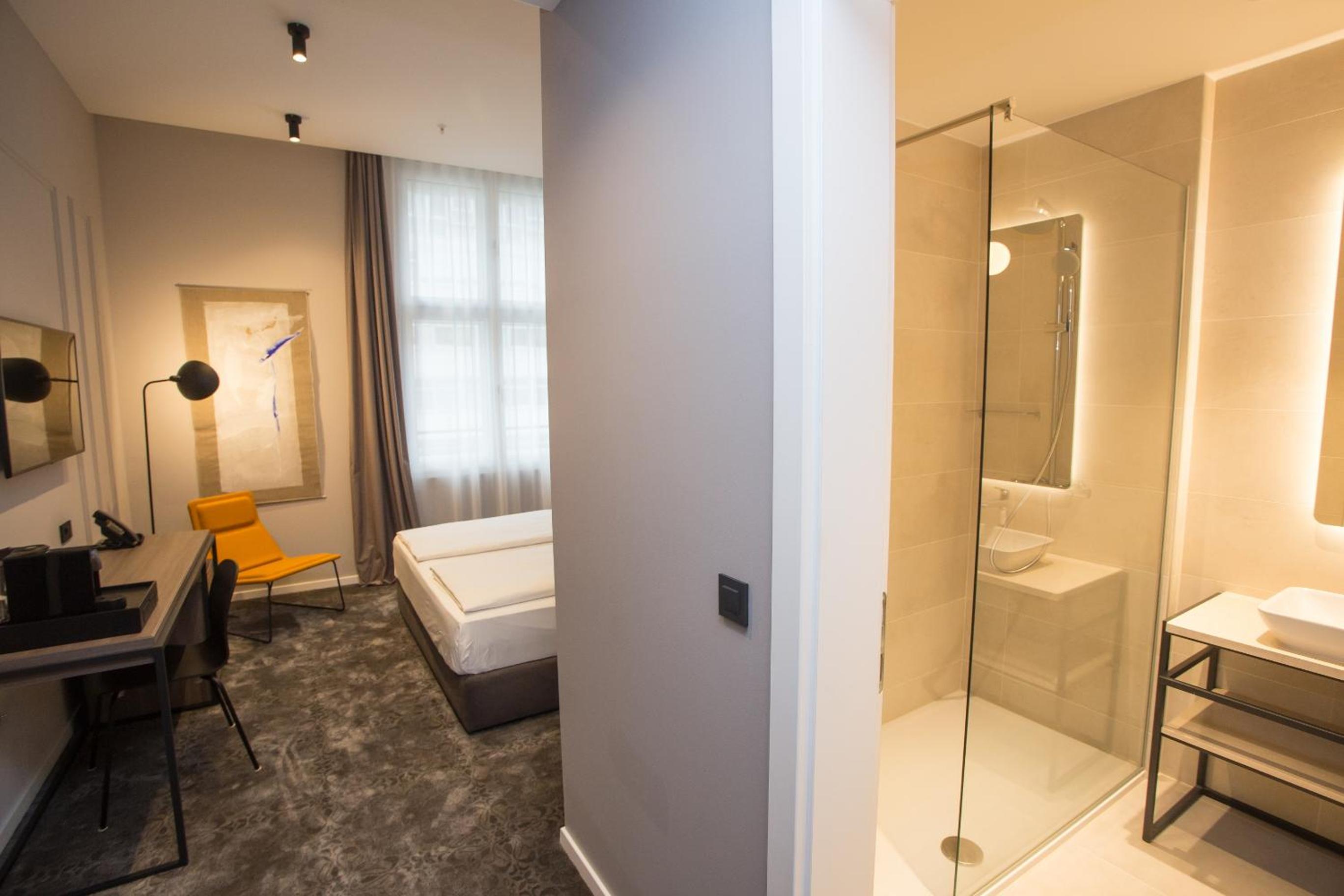 Standard King Room - Photo 5