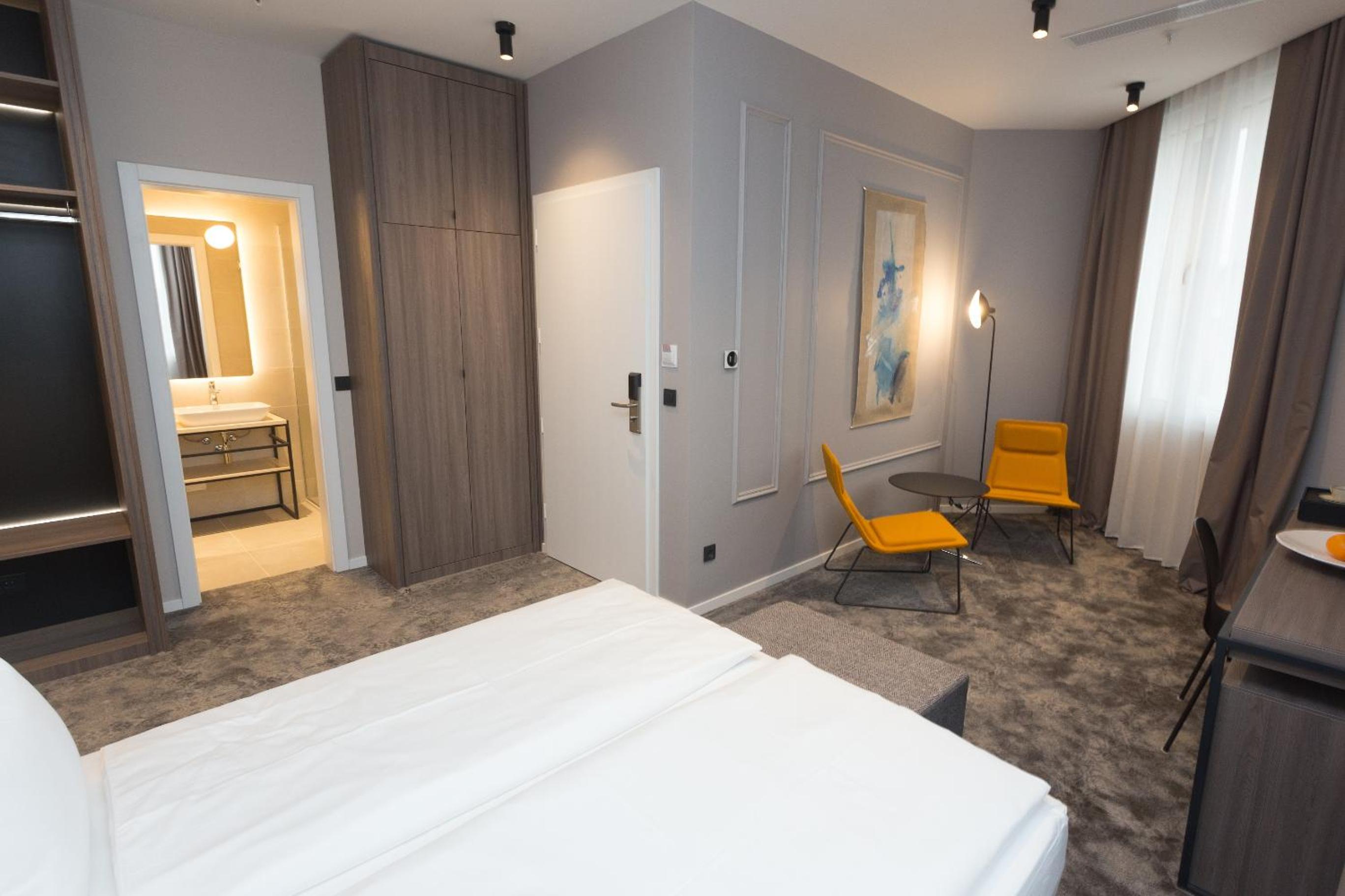 Superior King Room - Photo 15