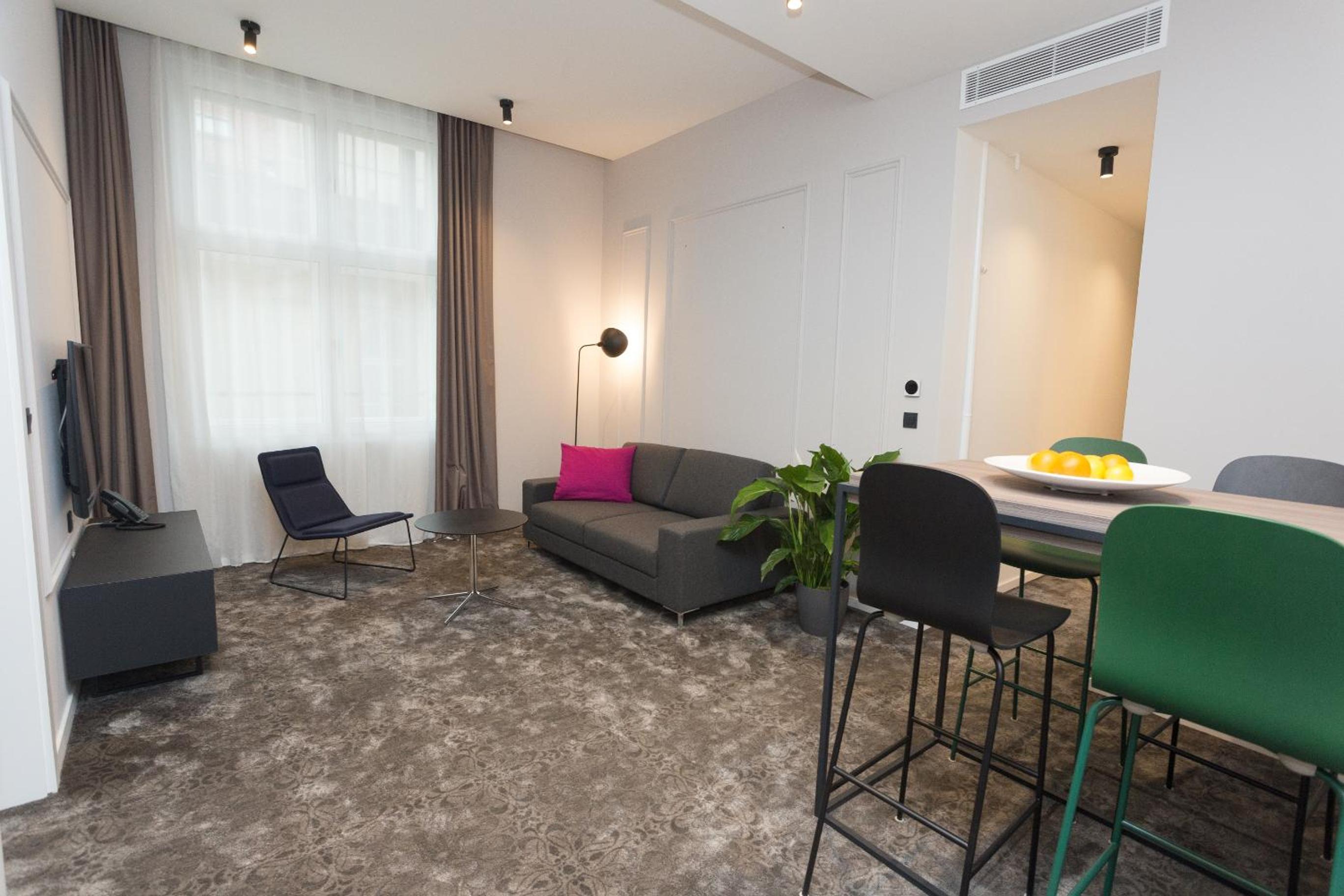 One-Bedroom Suite - Photo 2