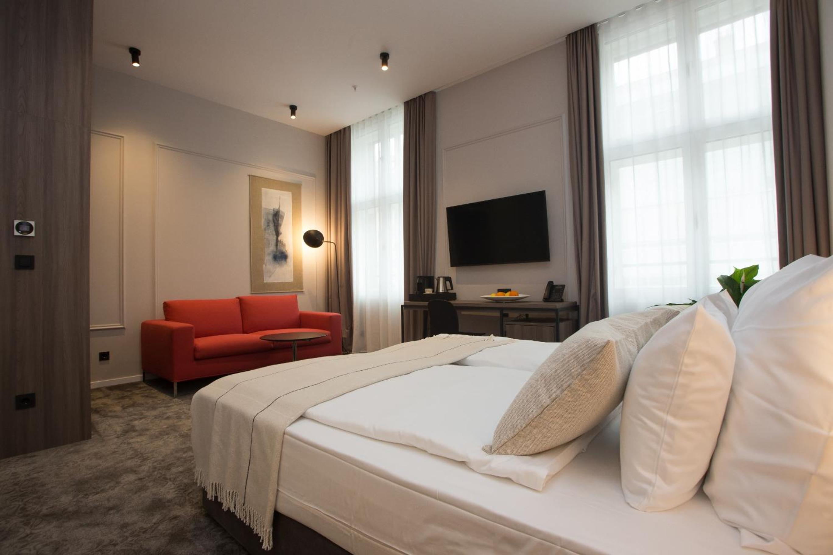 Superior King Room - Photo 13