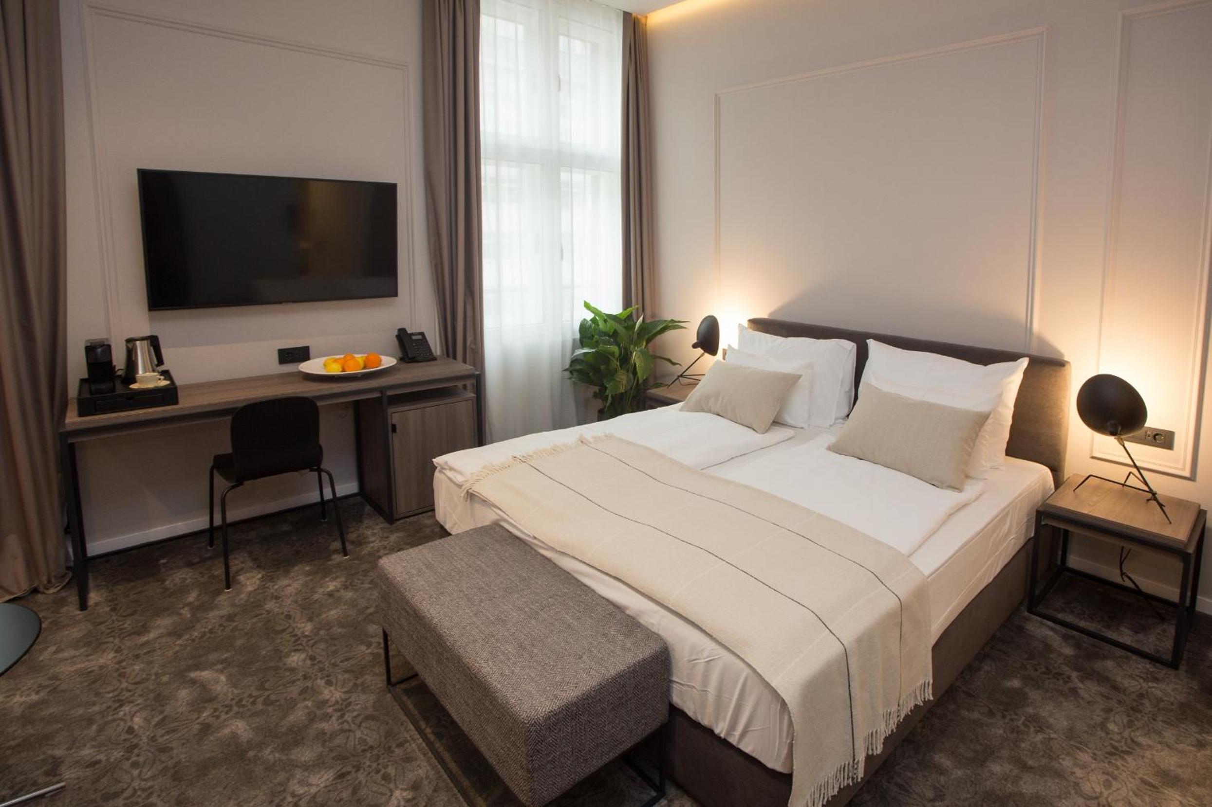 Superior King Room - Photo 12