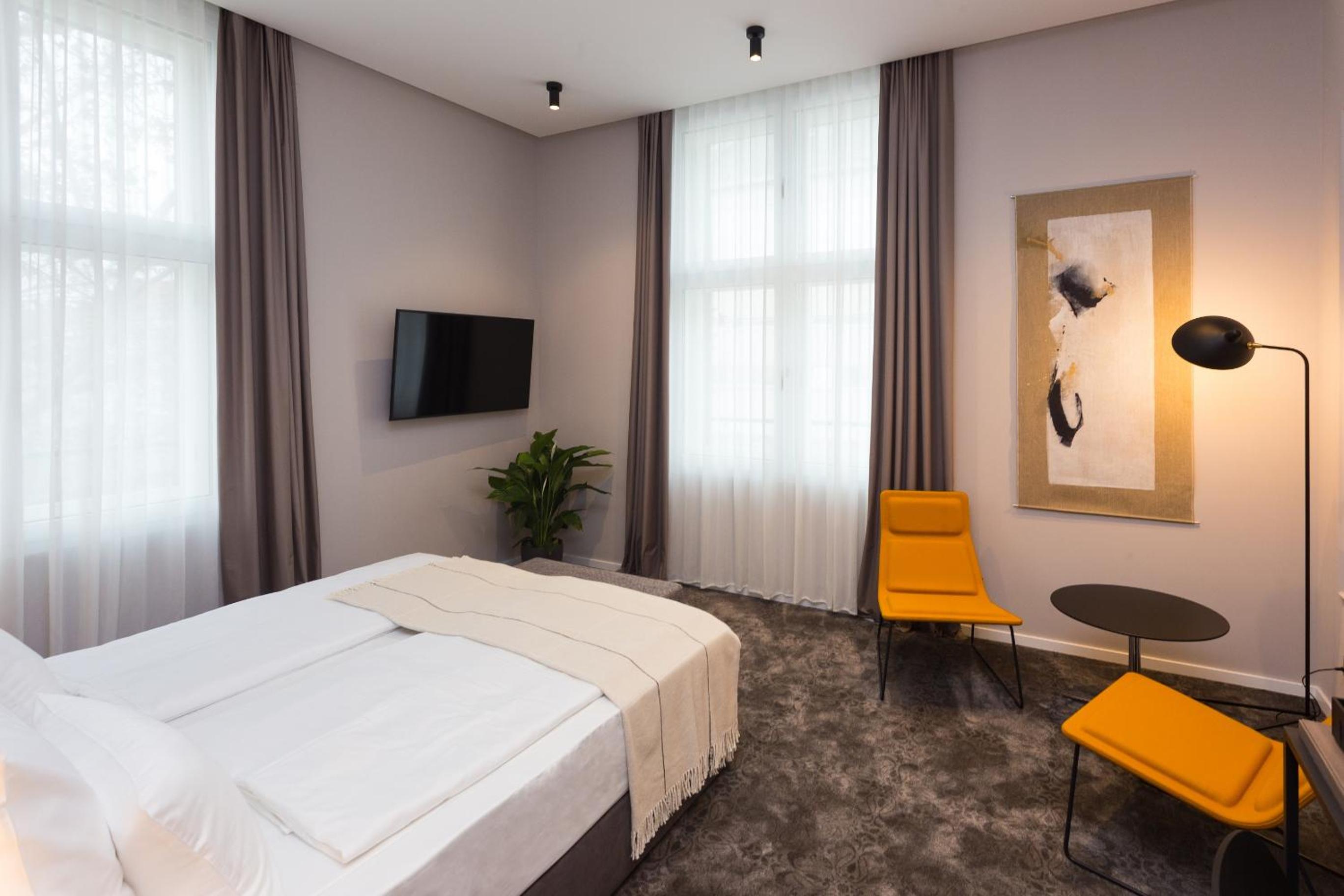 Superior King Room - Photo 7