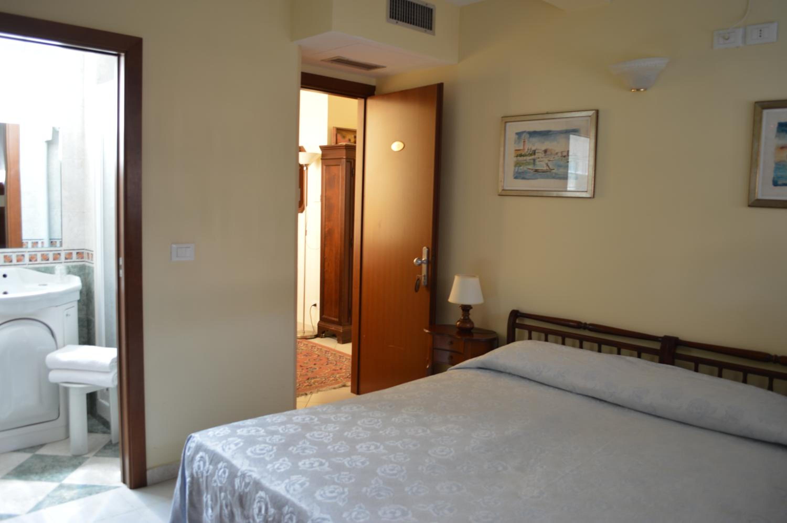 Economy Double Room photo 1