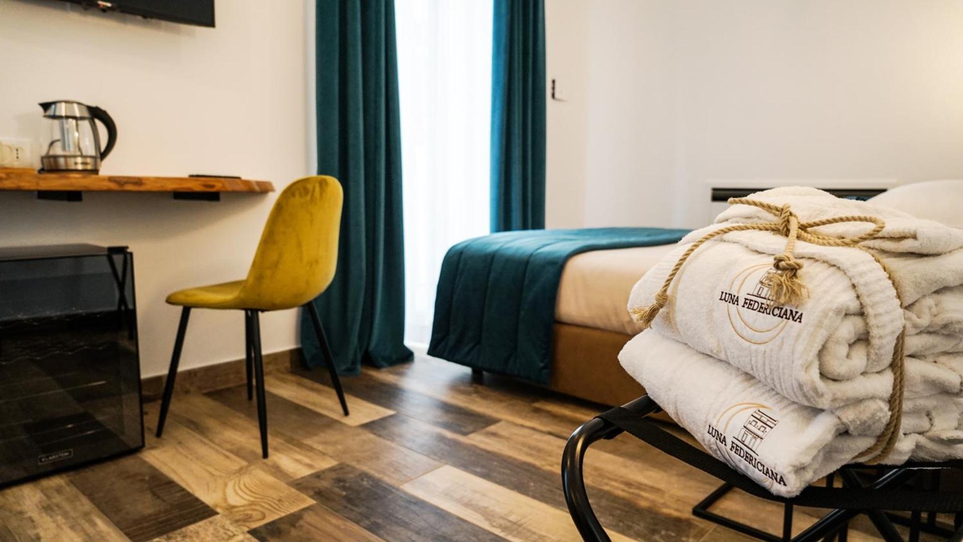 Deluxe Double Room with Balcony - Photo 4