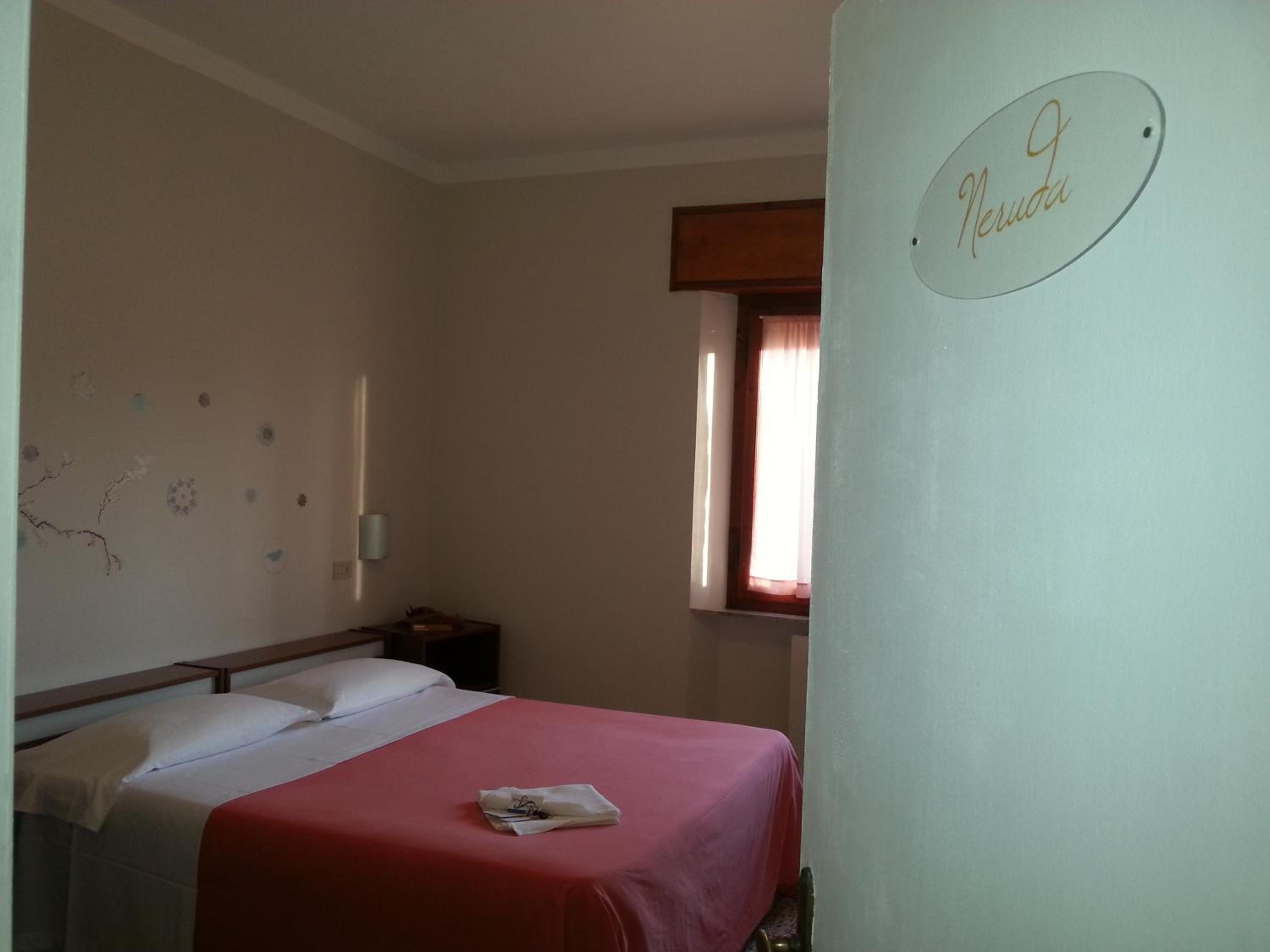 Standard Double Room - Photo 10