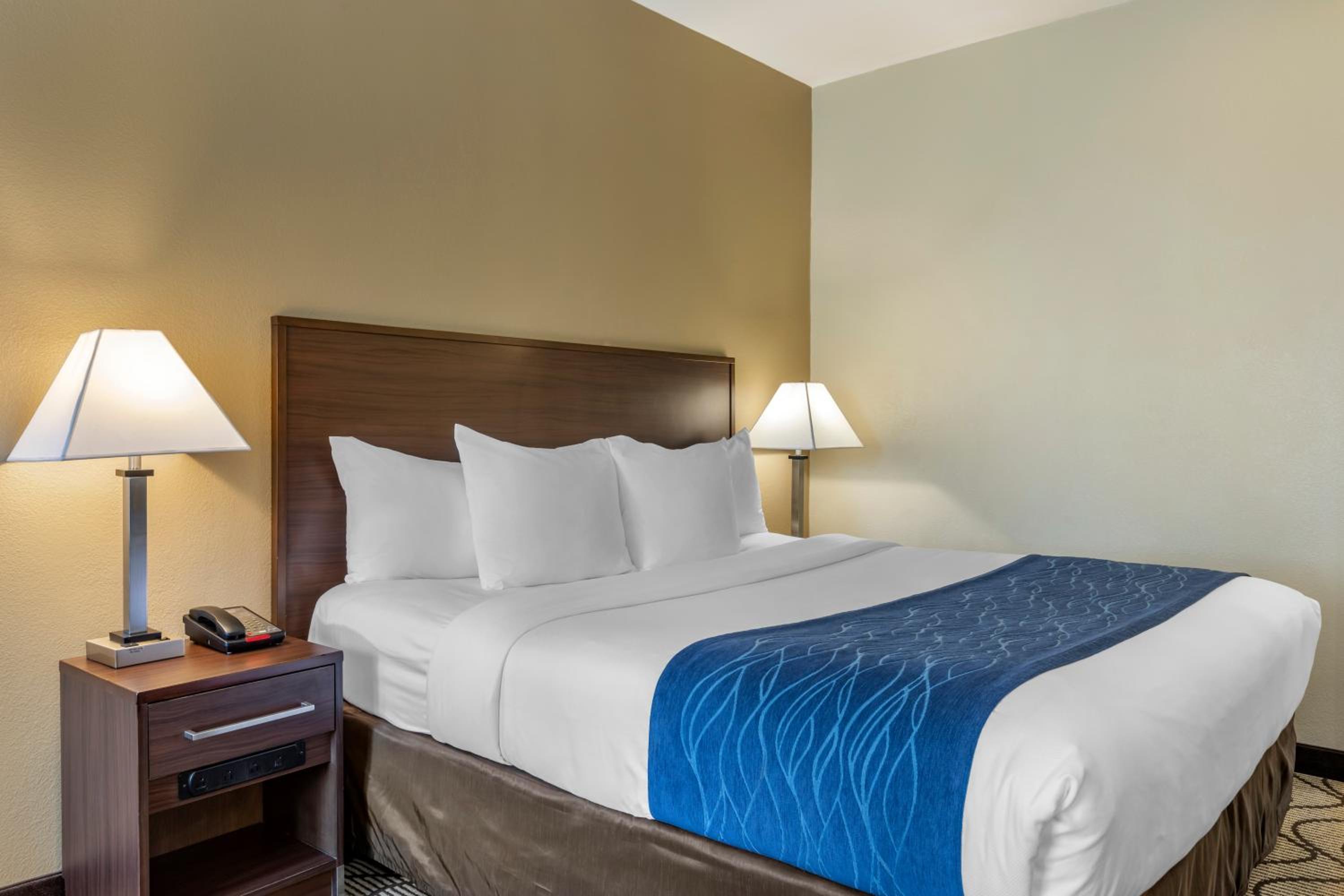 Standard Room, 1 King Bed, Non Smoking - Photo 6