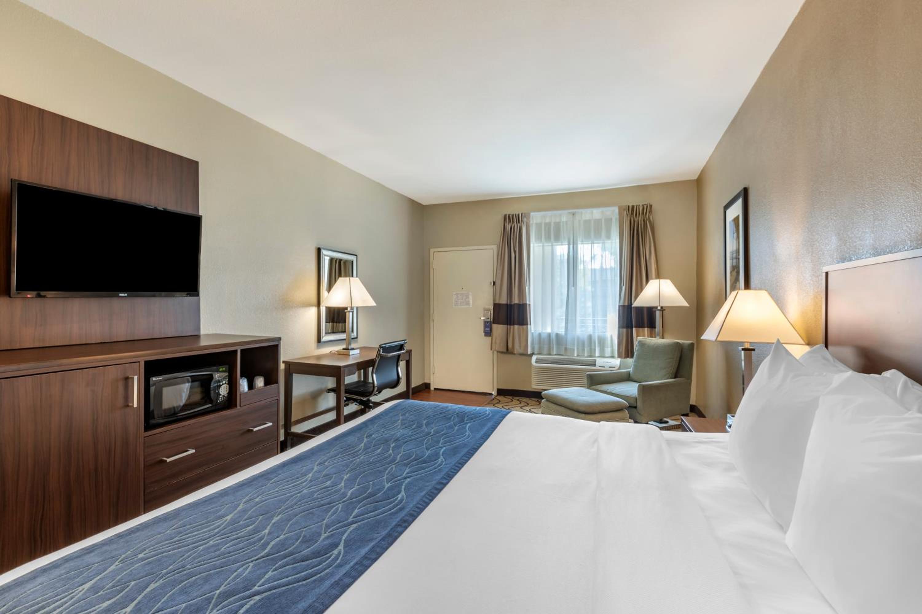 Standard Room, 1 King Bed, Non Smoking - Photo 5