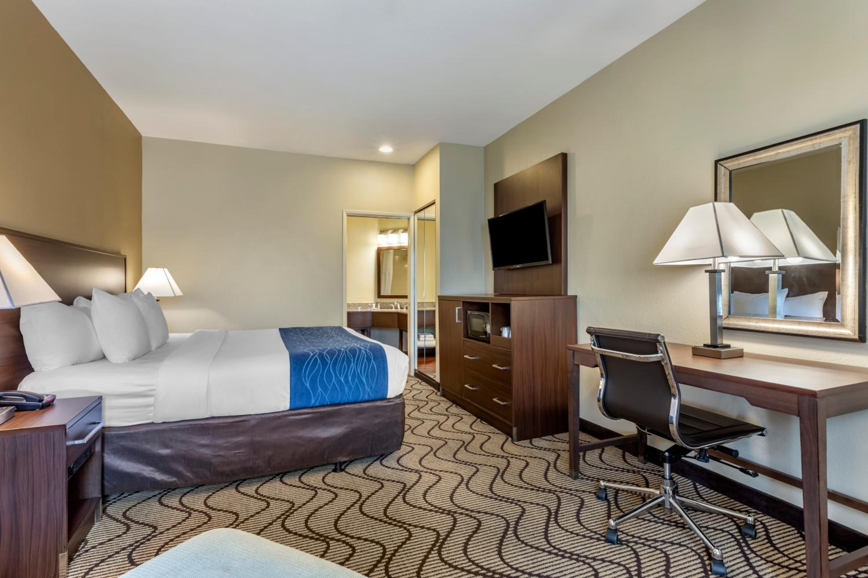 Standard Room, 1 King Bed, Non Smoking - Photo 4