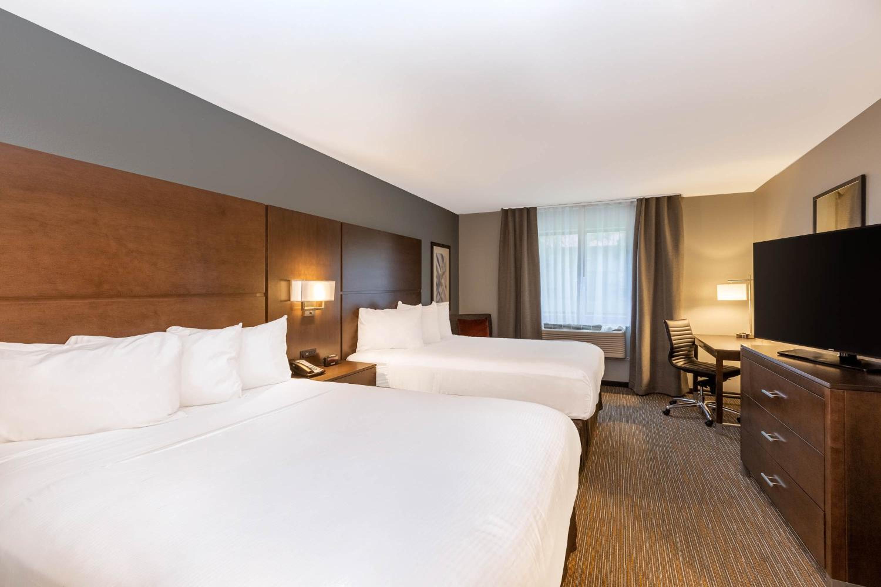 Deluxe Queen Room with Two Queen Beds - Non-Smoking photo 2