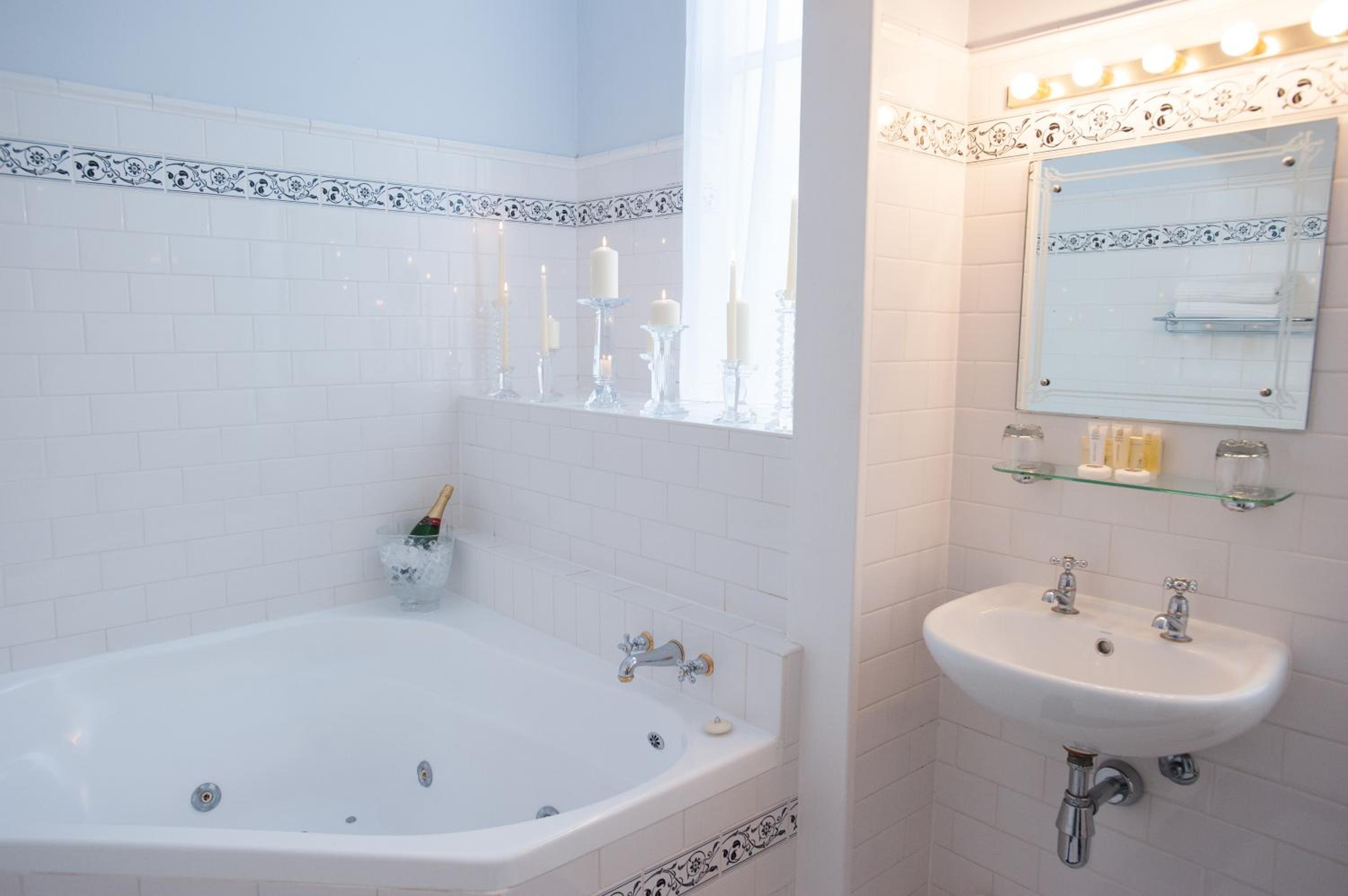 Superior King Room With Spa Bath photo 2