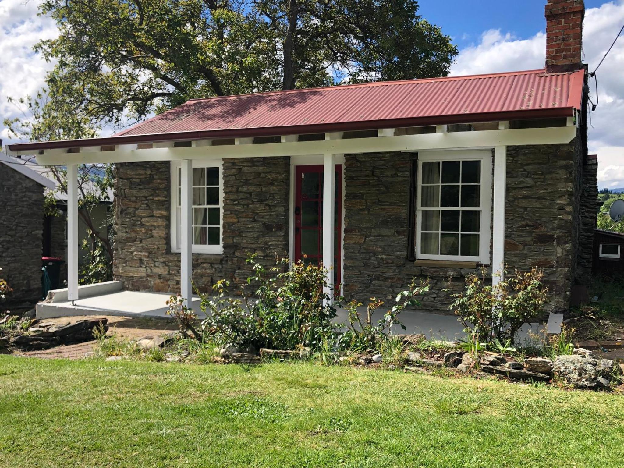 Two-Bedroom House - Photo 2
