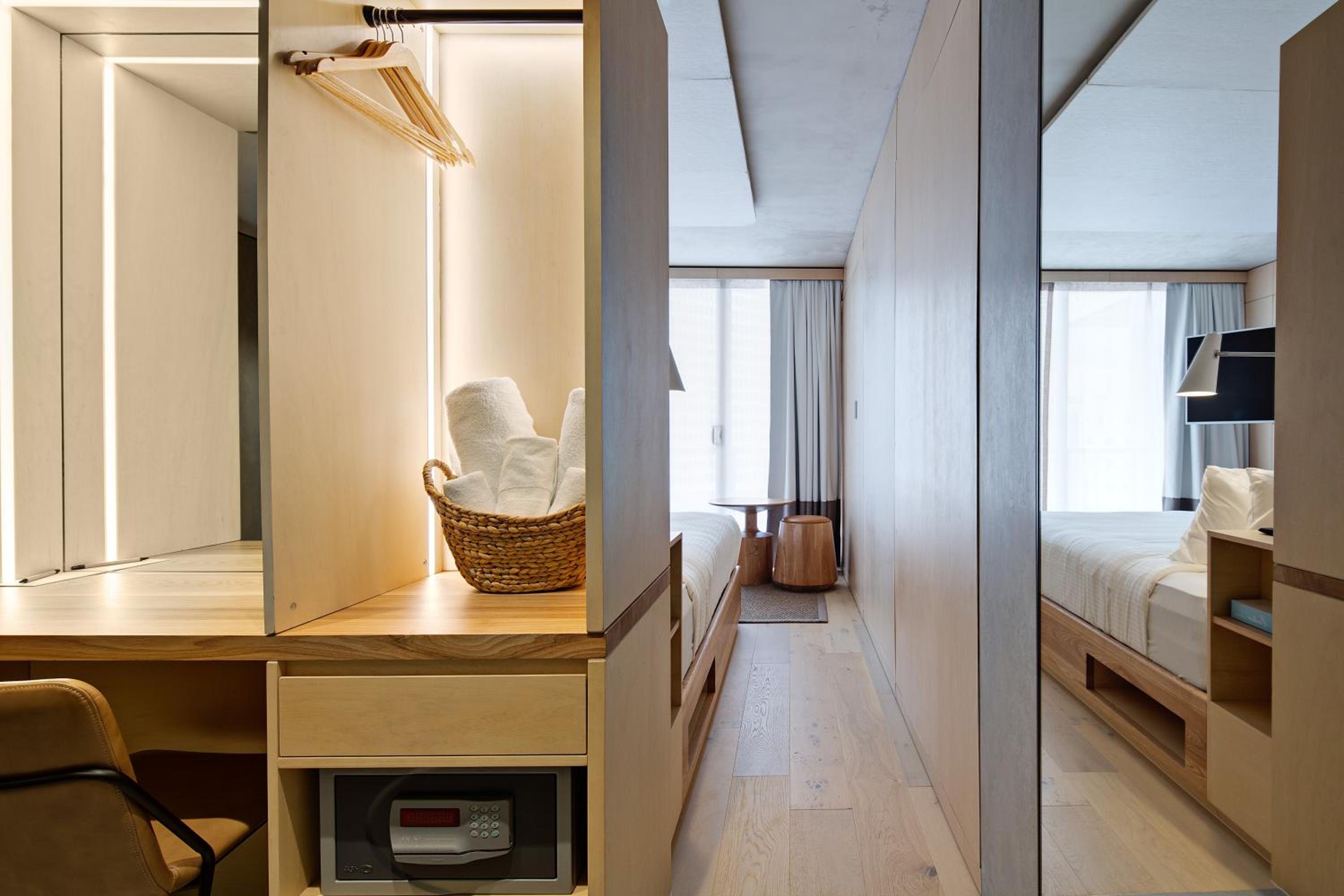 Sky Room with Bath thumbnail 5