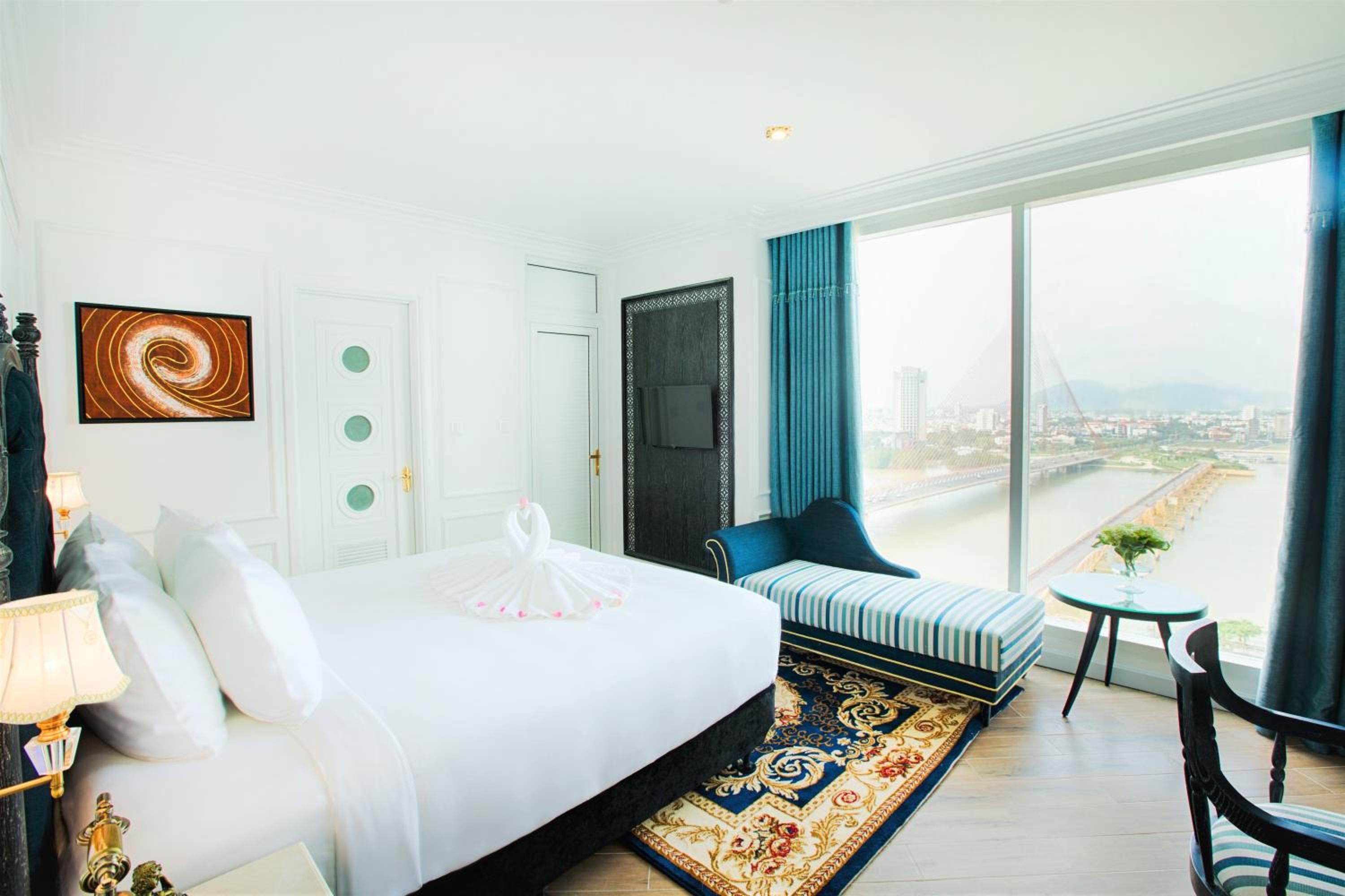 Superior King with Balcony and River view photo 1